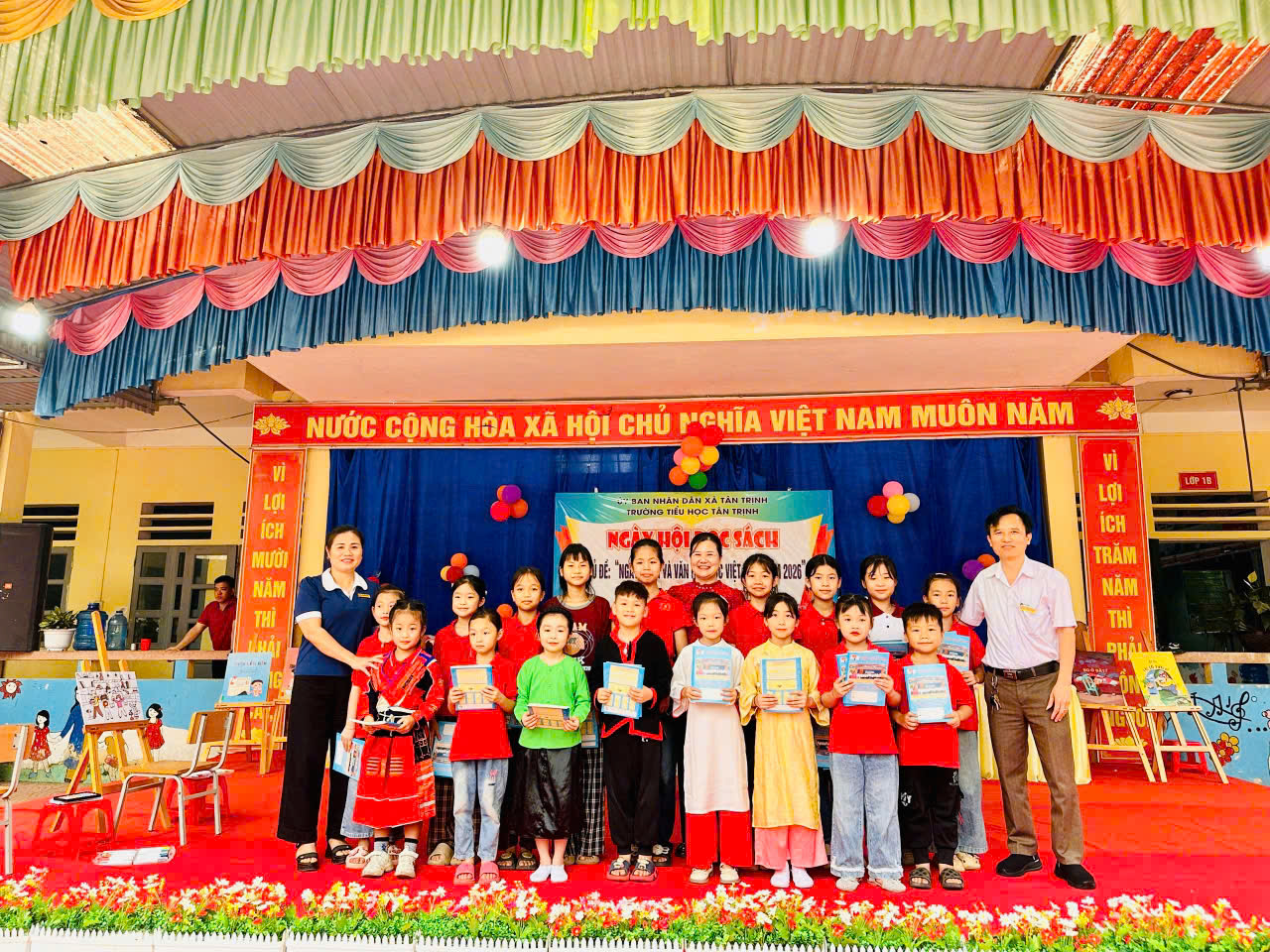 RỰC RỠ NGÀY HỘI ĐỌC SÁCH TẠI TRƯỜNG TIỂU HỌC TÂN TRỊNH, TỈNH TUYÊN QUANG