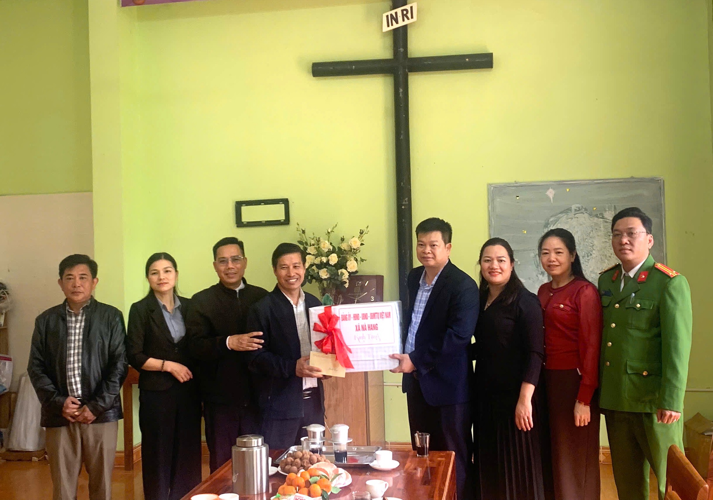 Lãnh đạo xã Nà Hang thăm hỏi, chúc mừng và tặng quà Nhà thờ giáo họ Nà Hang nhân dịp Giáng sinh năm 2025