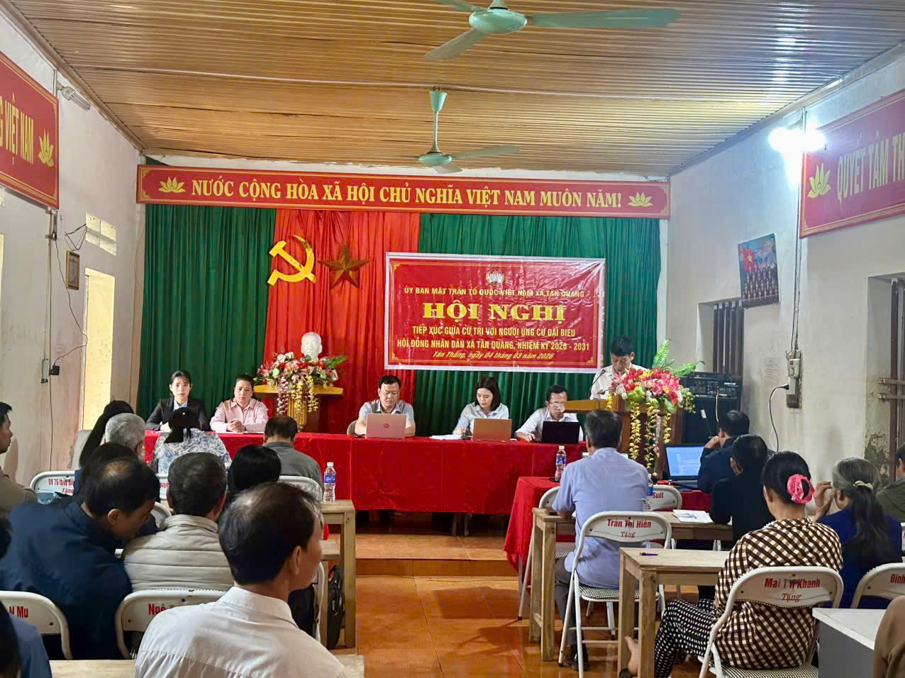 Đại biểu ứng cử HĐND xã tham gia tiếp xúc cử tri tại các đơn vị bầu cử