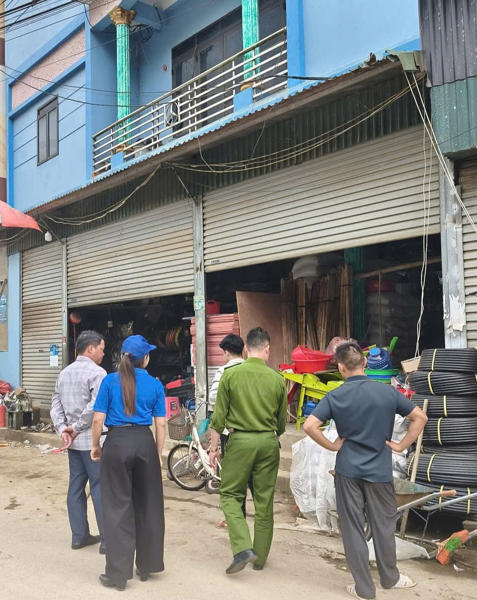 XÃ THẮNG MỐ RA QUÂN GIẢI TỎA HÀNH LANG AN TOÀN GIAO THÔNG VÀ LẬP LẠI TRẬT TỰ CÔNG CỘNG TẠI KHU VỰC CHỢ SỦNG THÀI