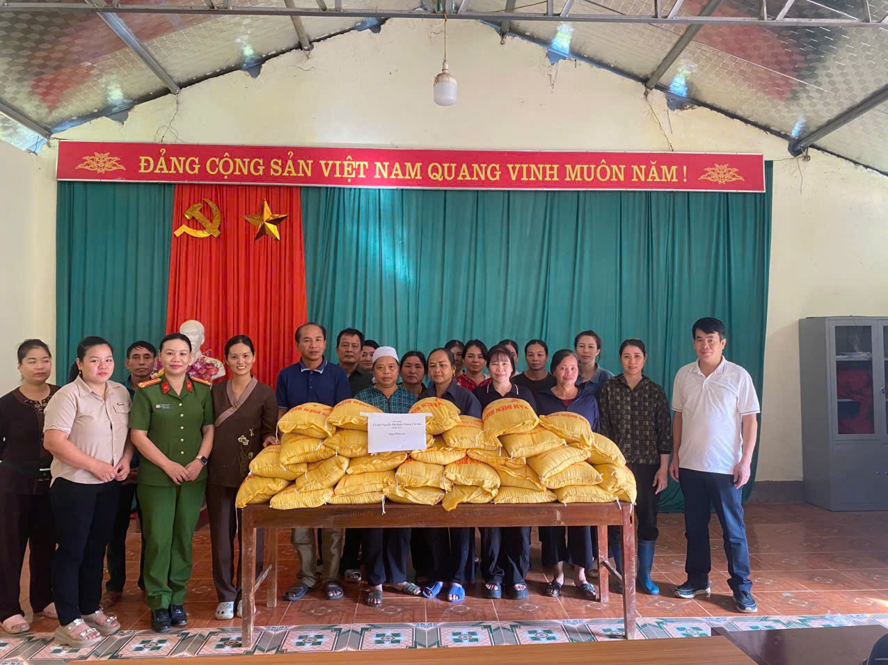 NHỮNG MÓN QUÀ NGHĨA TÌNH ĐẾN VỚI CÁC HỘ GIA ĐÌNH KHÓ KHĂN Ở BẰNG HÀNH