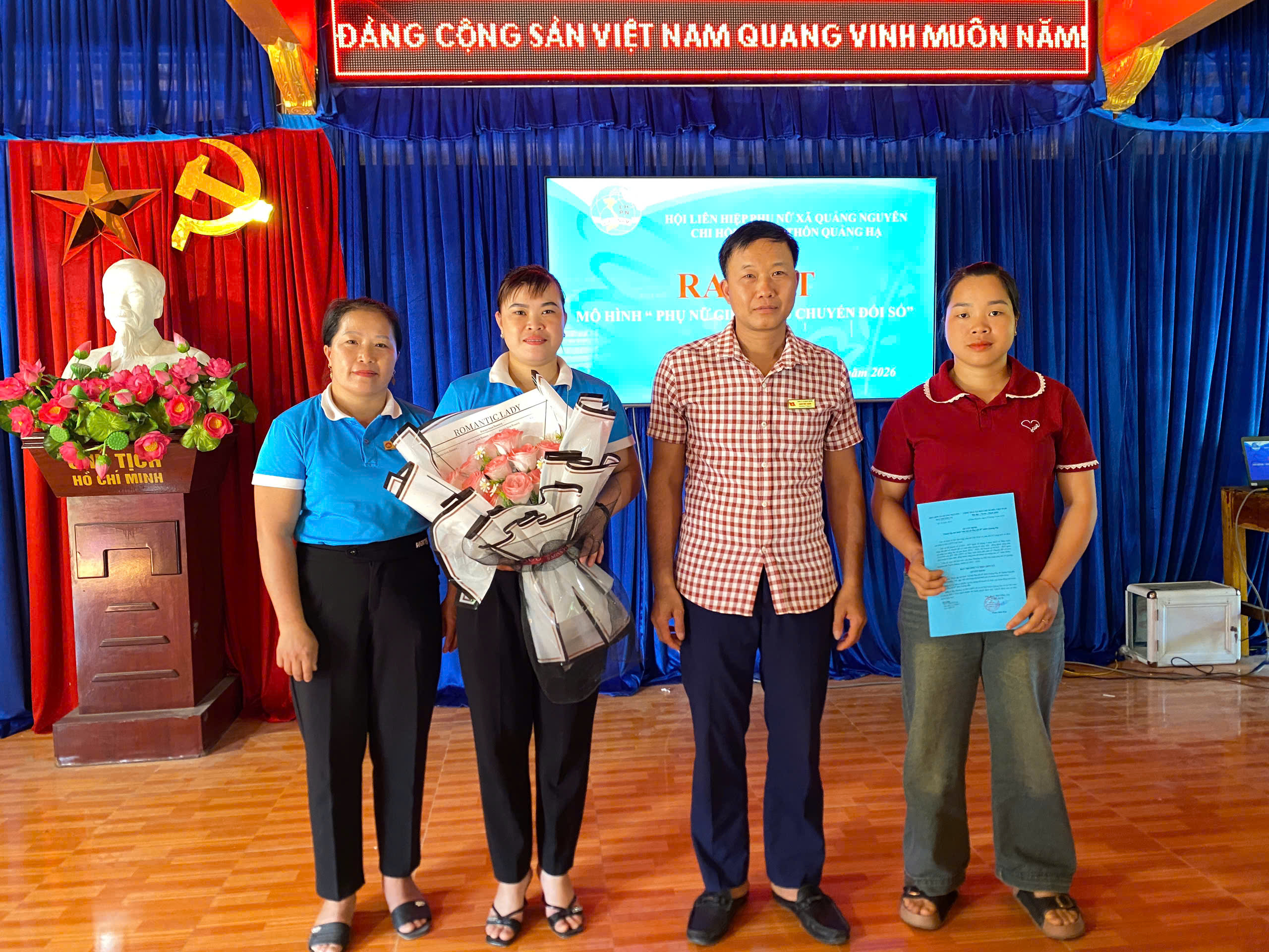 PHỤ NỮ XÃ RA MẮT MÔ HÌNH CHUYỂN ĐỔI SỐ