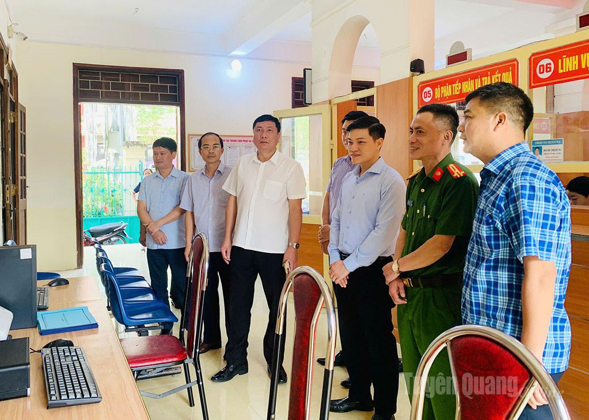 Trưởng ban Nội chính Tỉnh ủy  Phùng Tiến Quân làm việc tại xã Quản Bạ.