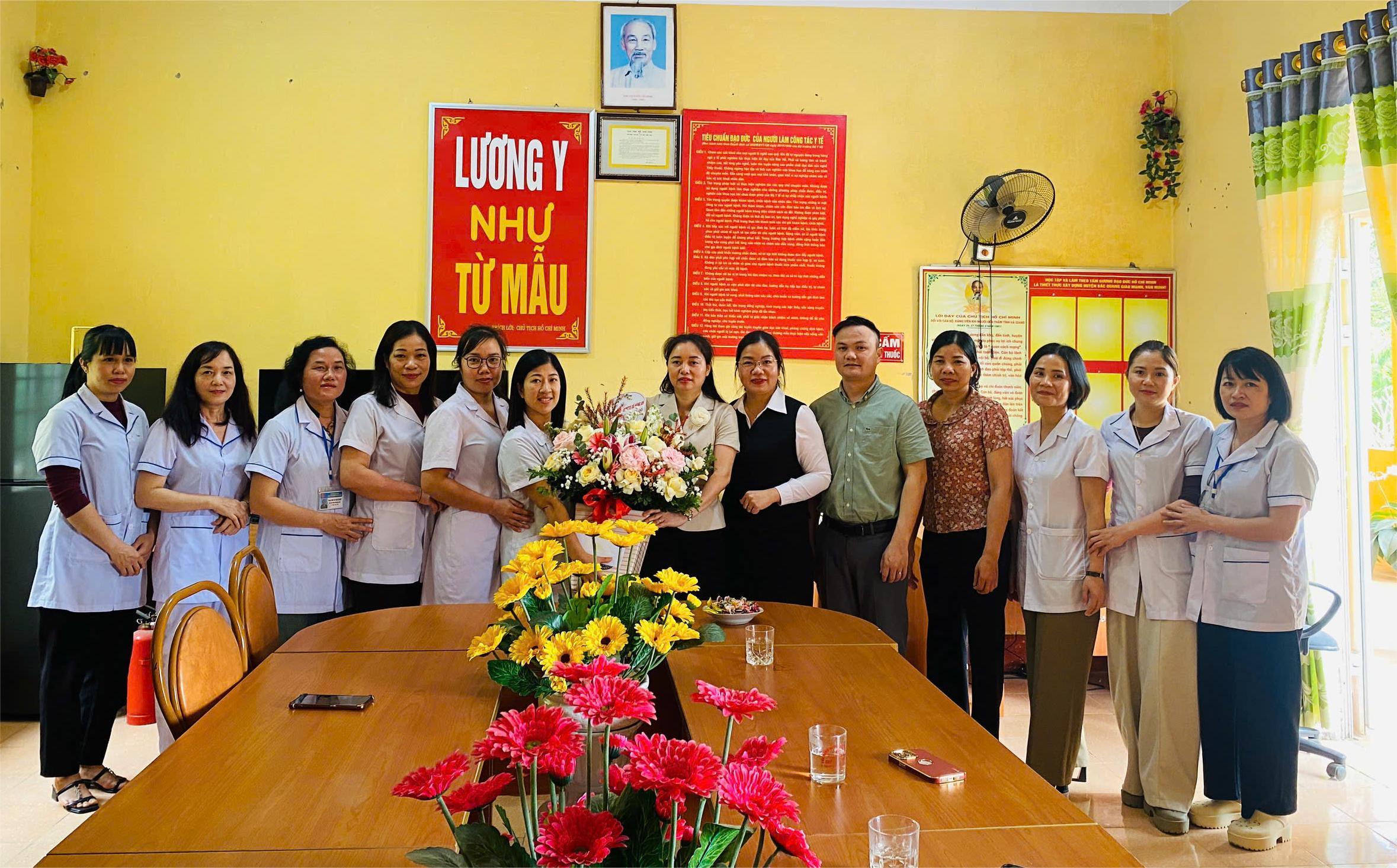 Nguyễn Thùy Linh, Bí thư Đảng ủy, Chủ tịch HĐND xã đã đến thăm, tặng hoa và chúc mừng tập thể lãnh đạo, cán bộ, y bác sĩ Trạm Y tế xã