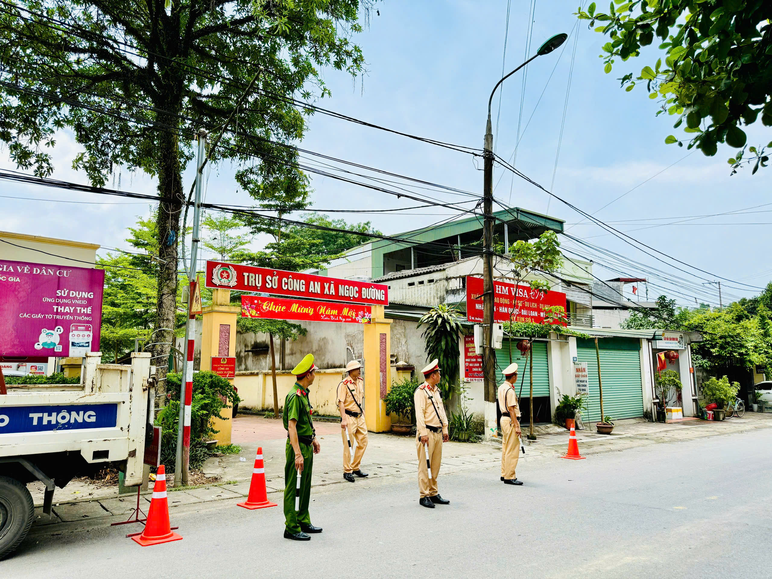 Công an xã Ngọc Đường phối hợp lực lượng cảnh sát giao thông thực hiện công tác đảm bảo trật tự, an toàn giao thông trên địa bàn xã