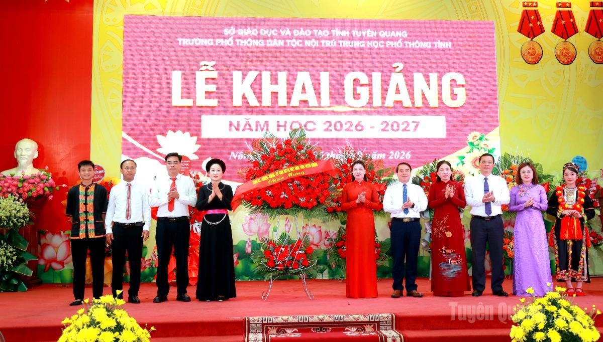 Đồng chí Lê Thị Kim Dung, Phó Bí thư Thường trực Tỉnh ủy, Trưởng Đoàn ĐBQH tỉnh dự khai giảng năm học mới tại trường Phổ thông Dân tộc nội trú THPT tỉnh