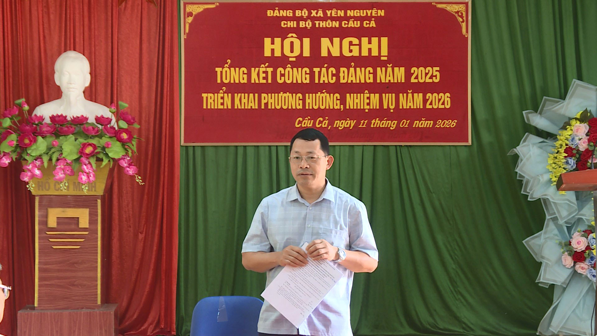 Đồng chí Nguyễn Gia Luyện, Phó Bí thư Đảng uỷ, Chủ tịch UBND xã dự sinh hoạt Chi bộ thường kỳ tại thôn Cầu Cả, xã Yên Nguyên