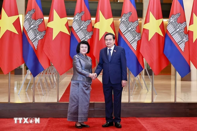 Top Vietnamese, Cambodian legislators hold talks in Ha Noi