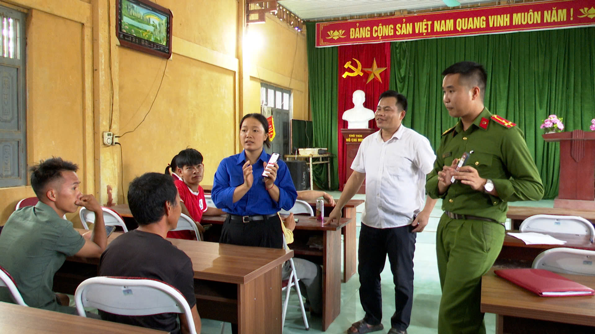 Các lực lượng Công an, Đoàn Thanh niên xã Lâm Bình hỗ trợ người dân cài đặt định danh điện tử VNeID mức độ 2 và các dịch vụ công trên điện thoại thông minh.jpg