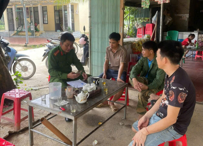 CÔNG AN XÃ TRUNG HÀ HỖ TRỢ, HƯỚNG DẪN NHÂN DÂN KÍCH HOẠT VÀ SỬ DỤNG TÀI KHOẢN ĐỊNH DANH ĐIỆN TỬ MỨC ĐỘ 2