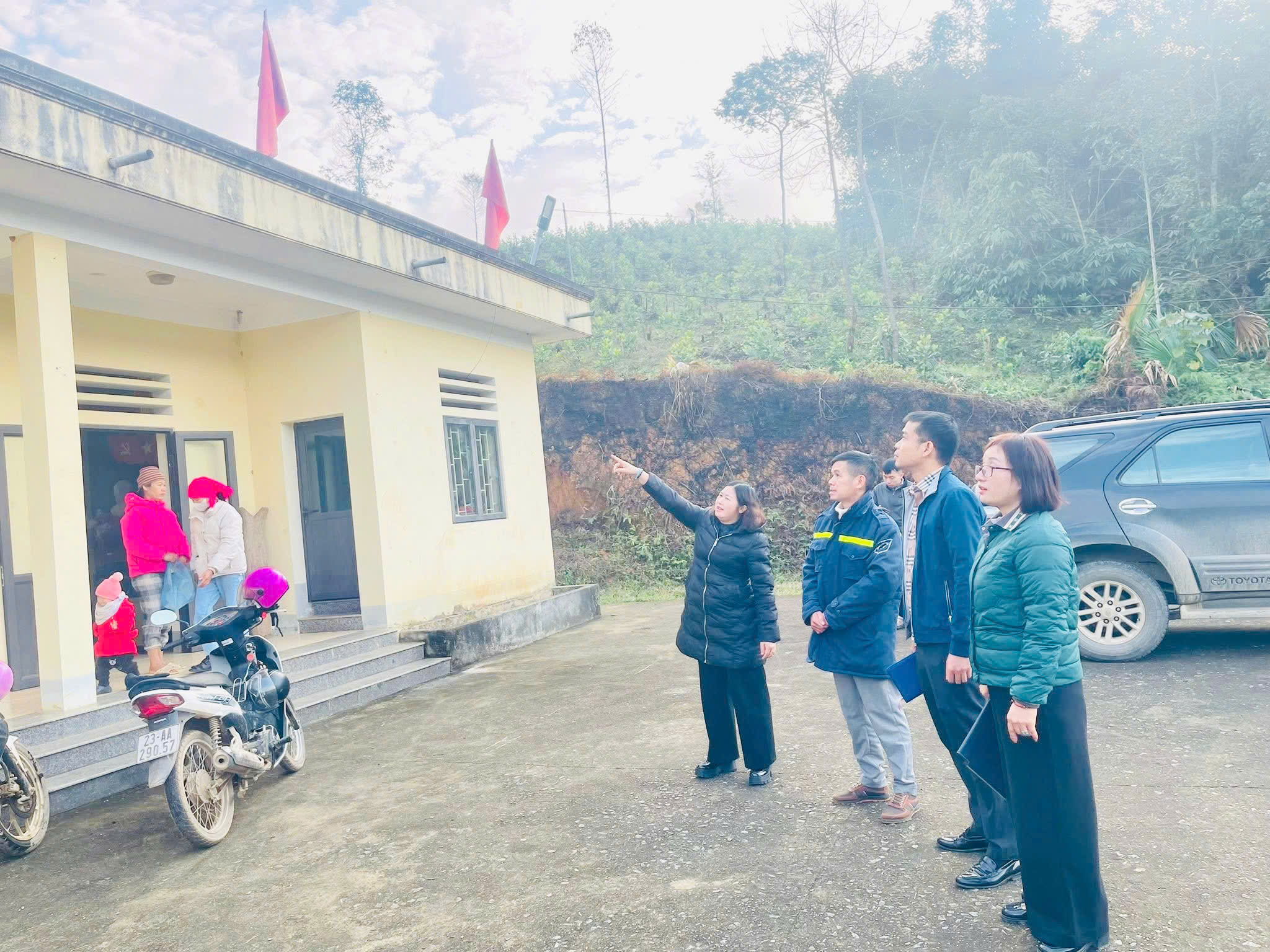 Bí Thư Đảng ủy xã kiểm tra, chỉ đạo công tác chuẩn bị bầu cử ĐBQH khóa XVI và HĐND các cấp