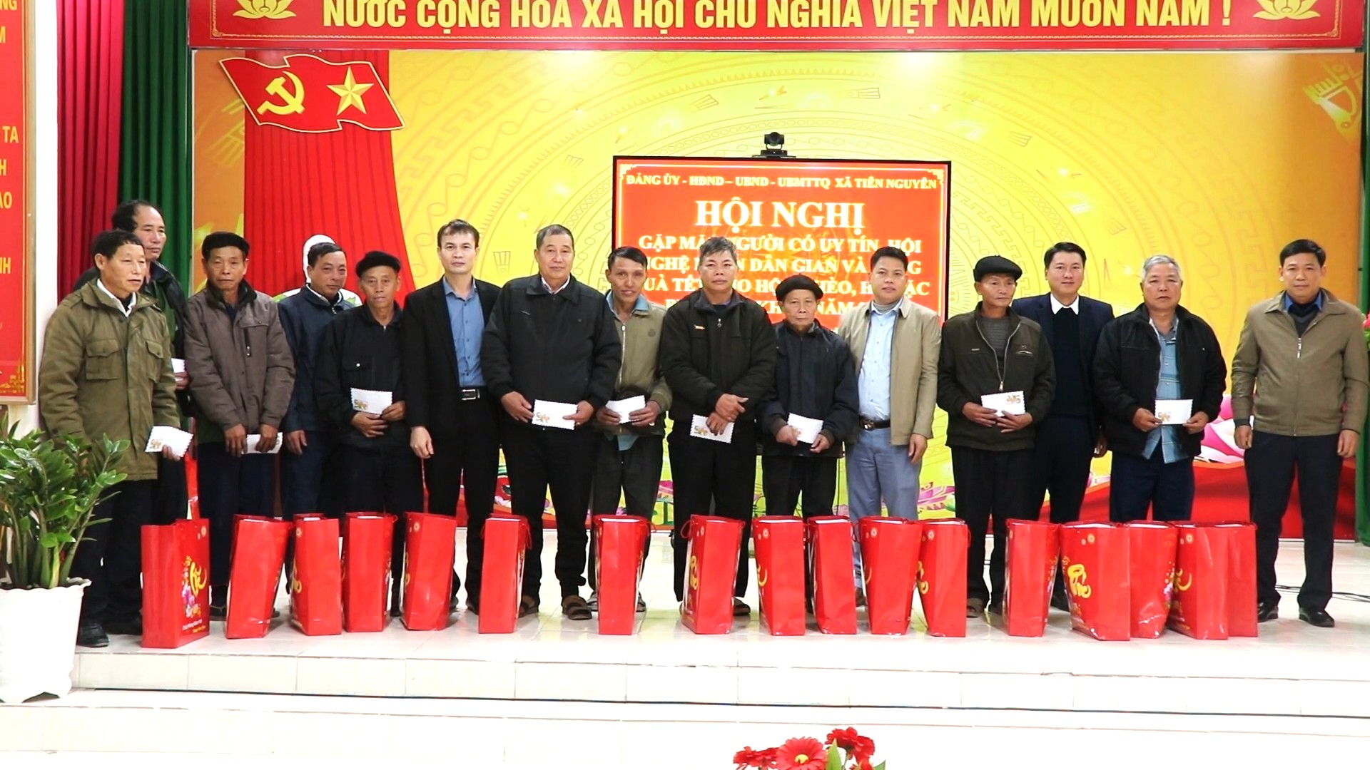 Hội nghị gặp mặt người có uy tín, hội nghệ nhân dân gian và trao quà cho các hộ nghèo trên địa bàn xã Tiên Nguyên