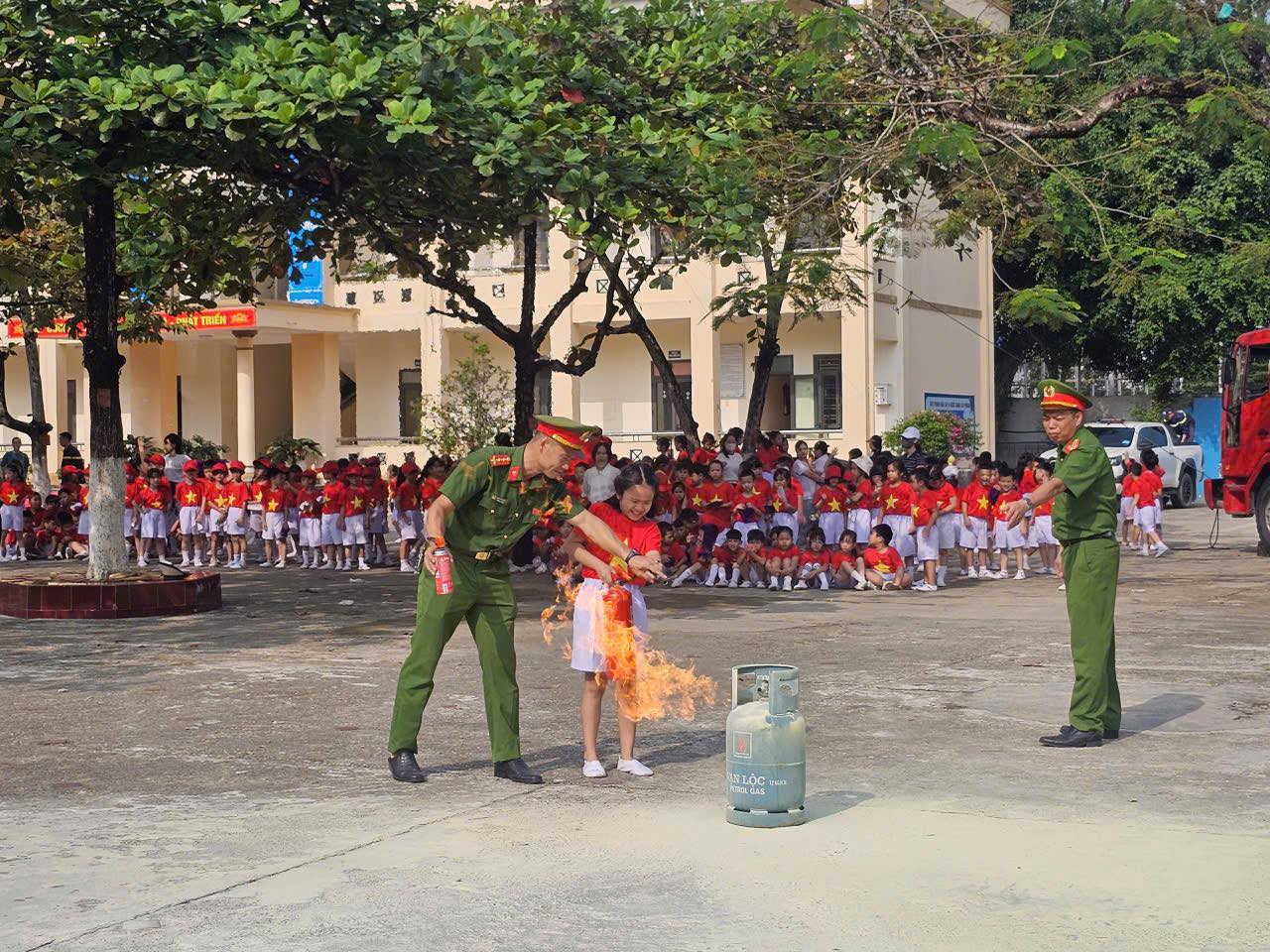 SÔI NỔI HOẠT ĐỘNG TUYÊN TRUYỀN, TRẢI NGHIỆM, THỰC HÀNH CHỮA CHÁY VÀ CNCH THÁNG 10/2025
