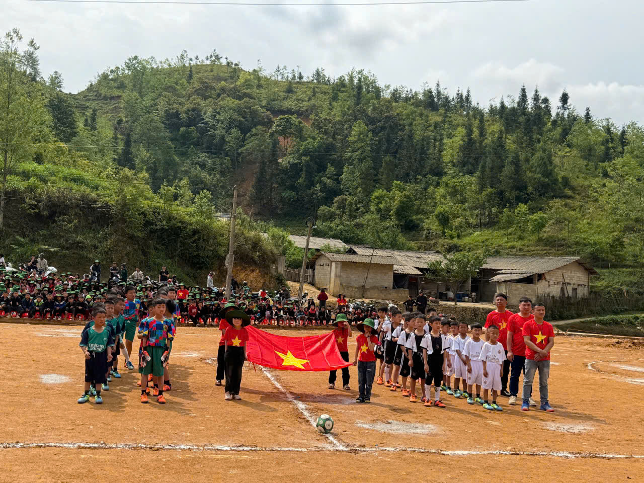 TRƯỜNG PTDTBT TIỂU HỌC LŨNG CÚ TỔ CHỨC THÀNH CÔNG BUỔI GIAO LƯU BÓNG ĐÁ NHI ĐỒNG LẦN THỨ NHẤT NĂM HỌC 2024 - 2025