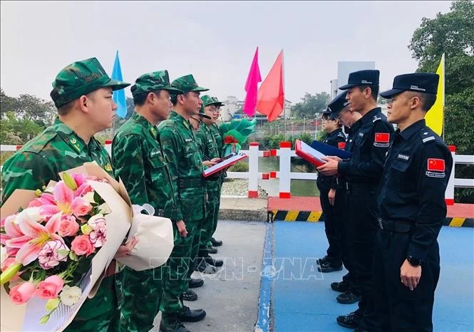 Vietnamese, Chinese soldiers conduct joint border patrol