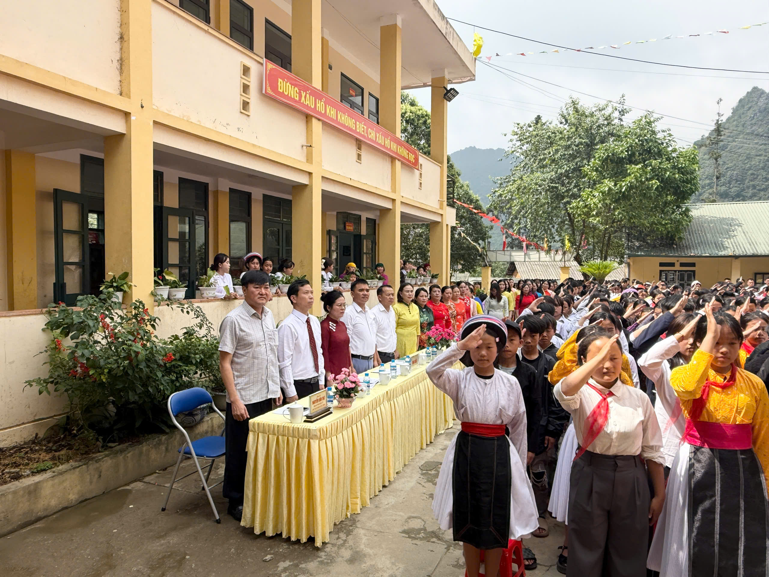 ảnh chào cờ có sếp.jpg