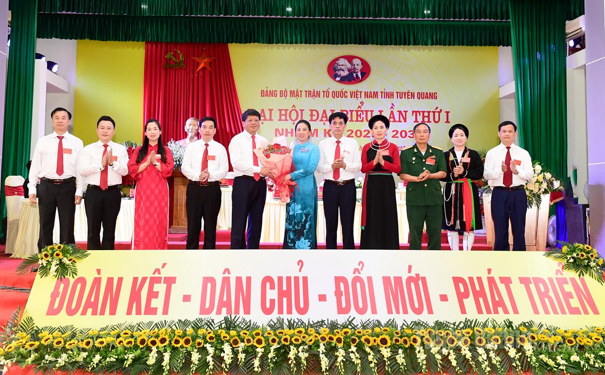 Bám sát địa bàn, hướng về cơ sở, thực hiện "gần dân, sát dân", tôn trọng và phát huy quyền làm chủ của Nhân dân