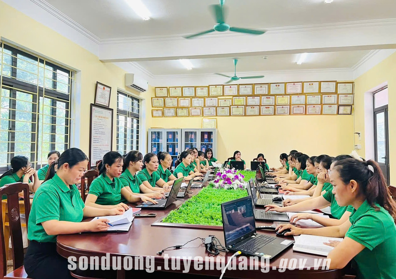 Trên 30 cán bộ giáo viên trường Mầm non Tú Thịnh tập huấn chuyên môn chuẩn bị cho năm học mới 2025-2026