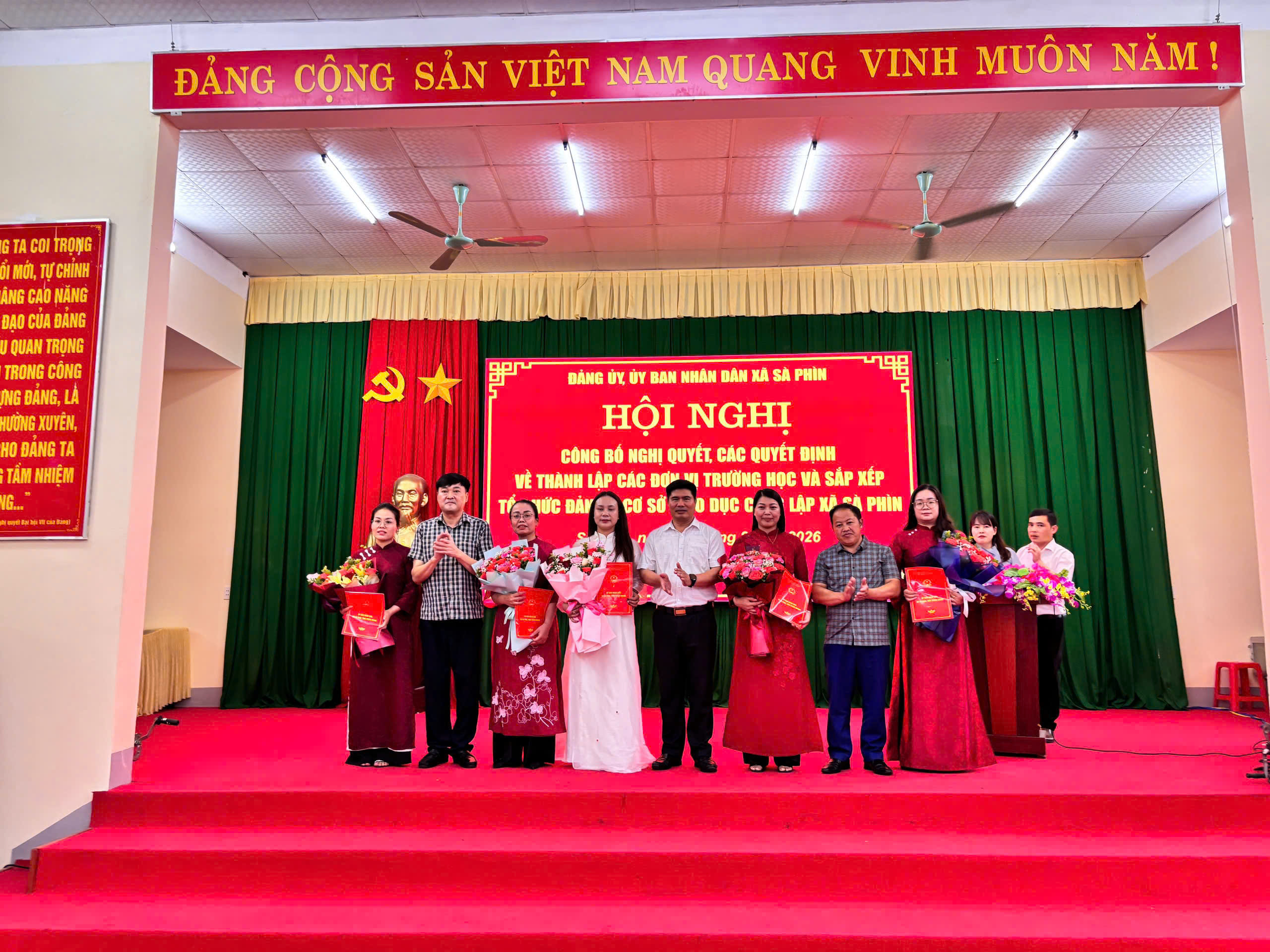 XÃ SÀ PHÌN TỔ CHỨC HỘI NGHỊ CÔNG BỐ CÁC QUYẾT ĐỊNH THÀNH LẬP ĐƠN VỊ TRƯỜNG HỌC VÀ SẮP XẾP TỔ CHỨC ĐẢNG