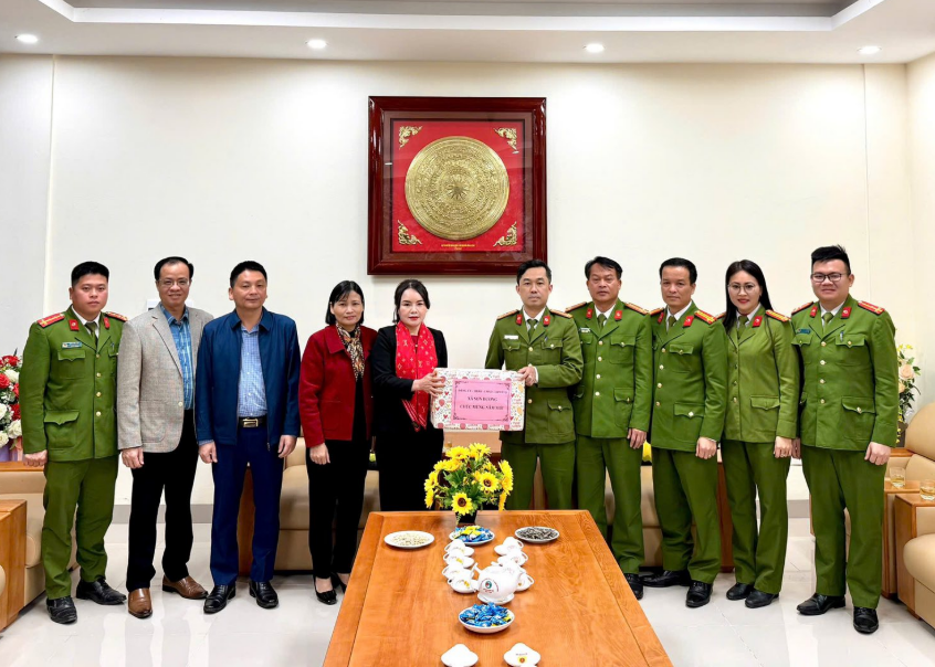 LÃNH ĐẠO ĐẢNG UỶ, HĐND, UBND XÃ SƠN DƯƠNG THĂM, TẶNG QUÀ CÔNG AN XÃ SƠN DƯƠNG