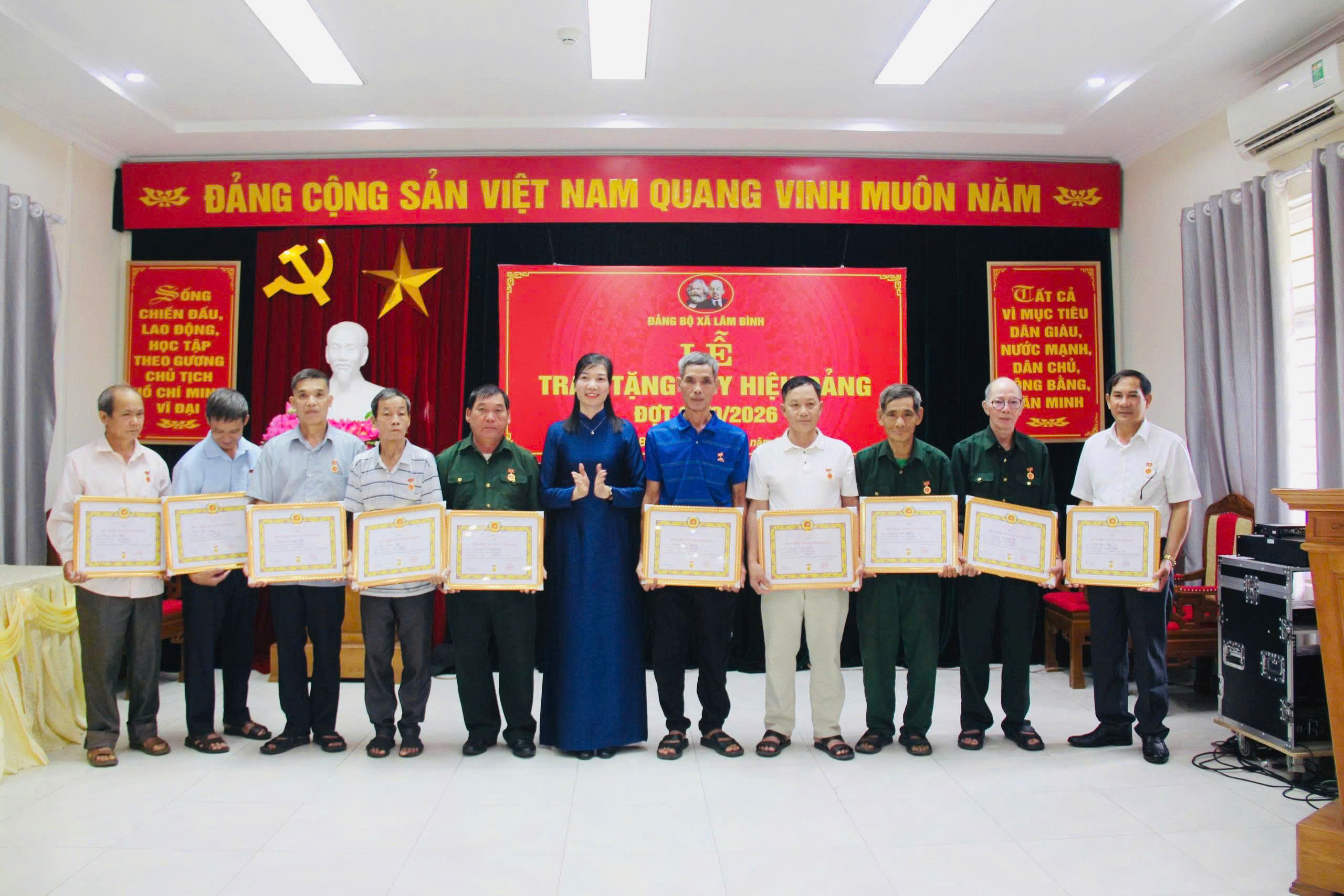 Đảng bộ xã Lâm Bình trao tặng Huy hiệu Đảng đợt 2/9/2026