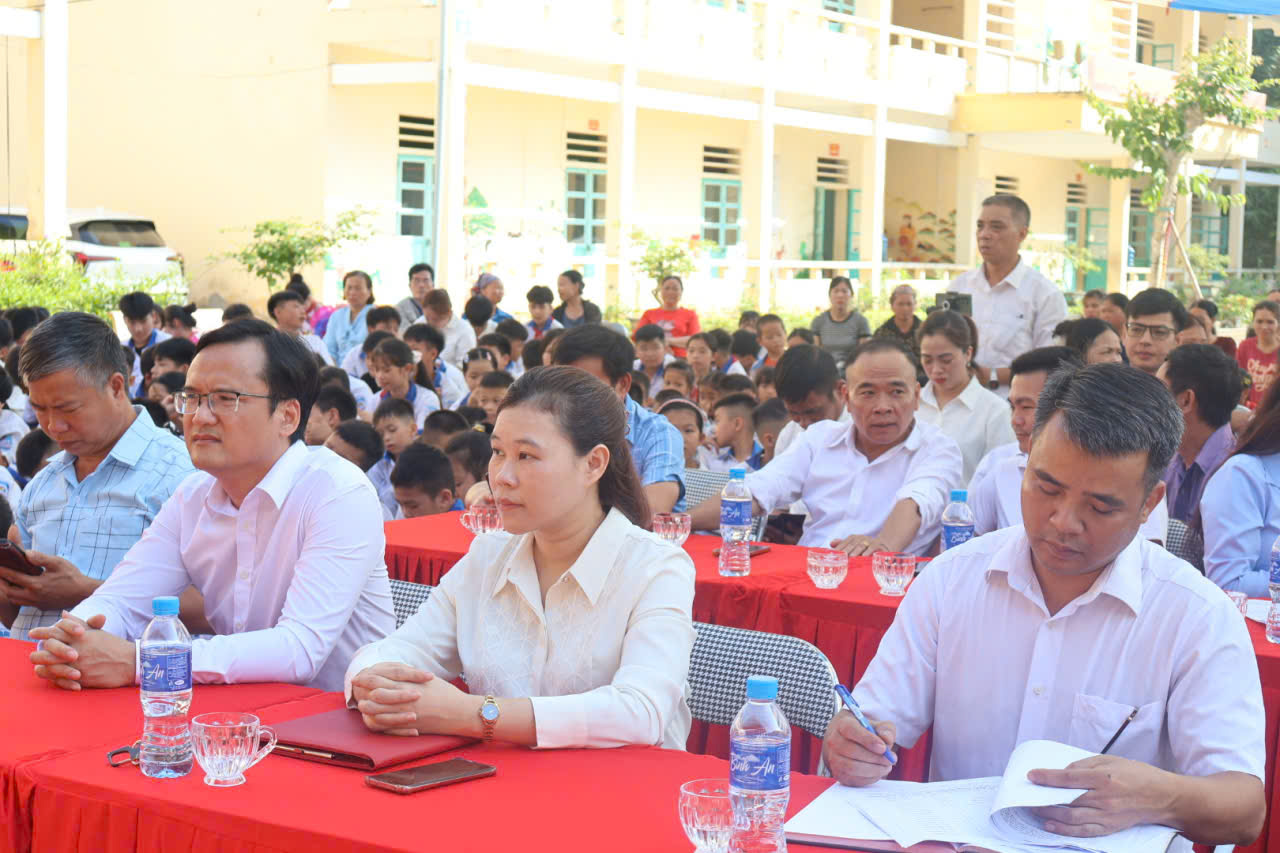 UBND xã Vĩnh Tuy dự Lễ tổng kết năm học 2025 - 2026 và vui Tết Thiếu nhi 01/6 tại Trường Tiểu học và Trung học cơ sở Đông Thành