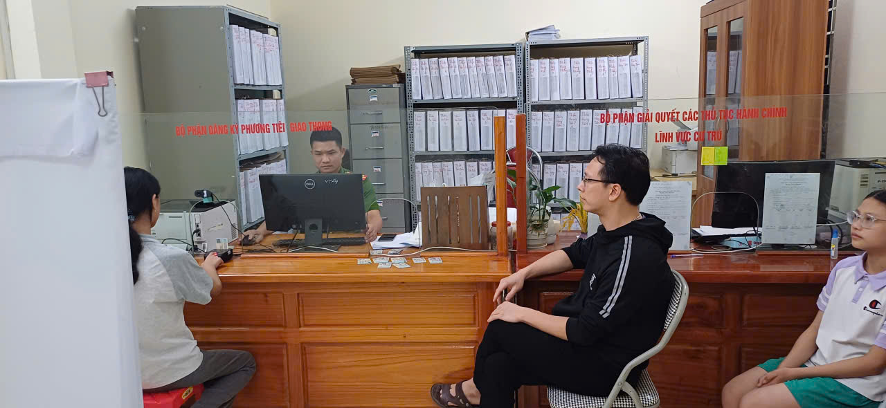 CÔNG AN XÃ HÙNG AN TĂNG CƯỜNG THỰC HIỆN CẤP ĐỊNH DANH ĐIỆN TỬ MỨC ĐỘ 2 CHO TRẺ EM TỪ 6 ĐẾN DƯỚI 14 TUỔI 