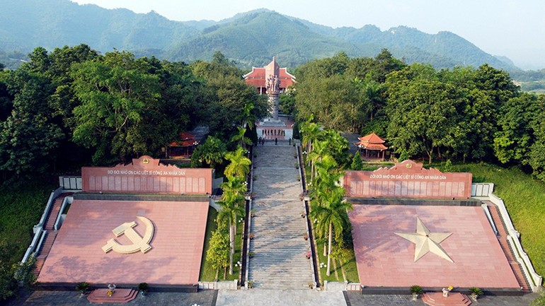 Tượng đài Bảo vệ An ninh Tổ quốc tại Nha Công an Trung ương