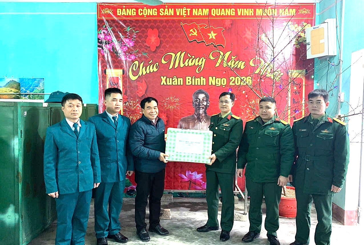 ĐỒNG CHÍ BÍ THƯ ĐẢNG ỦY, CHỦ TỊCH HĐND XÃ, THĂM TẶNG QUÀ CÁC ĐƠN VỊ LỰC LƯỢNG VŨ TRANG TẠI XÃ LAO CHẢI, TỈNH TUYÊN QUANG