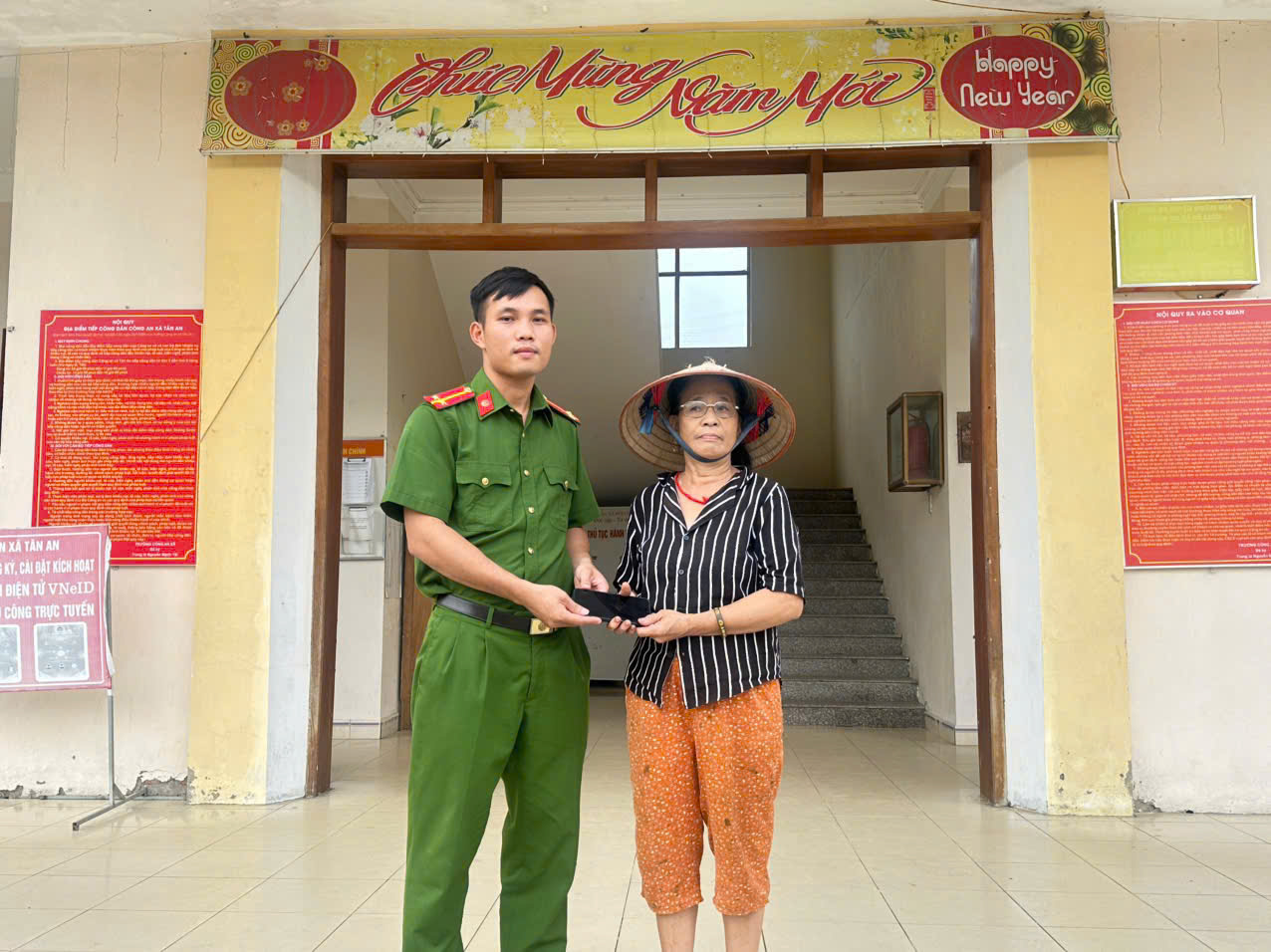 CÔNG AN XÃ TÂN AN HỖ TRỢ TRẢ LẠI TÀI SẢN ĐÁNH RƠI