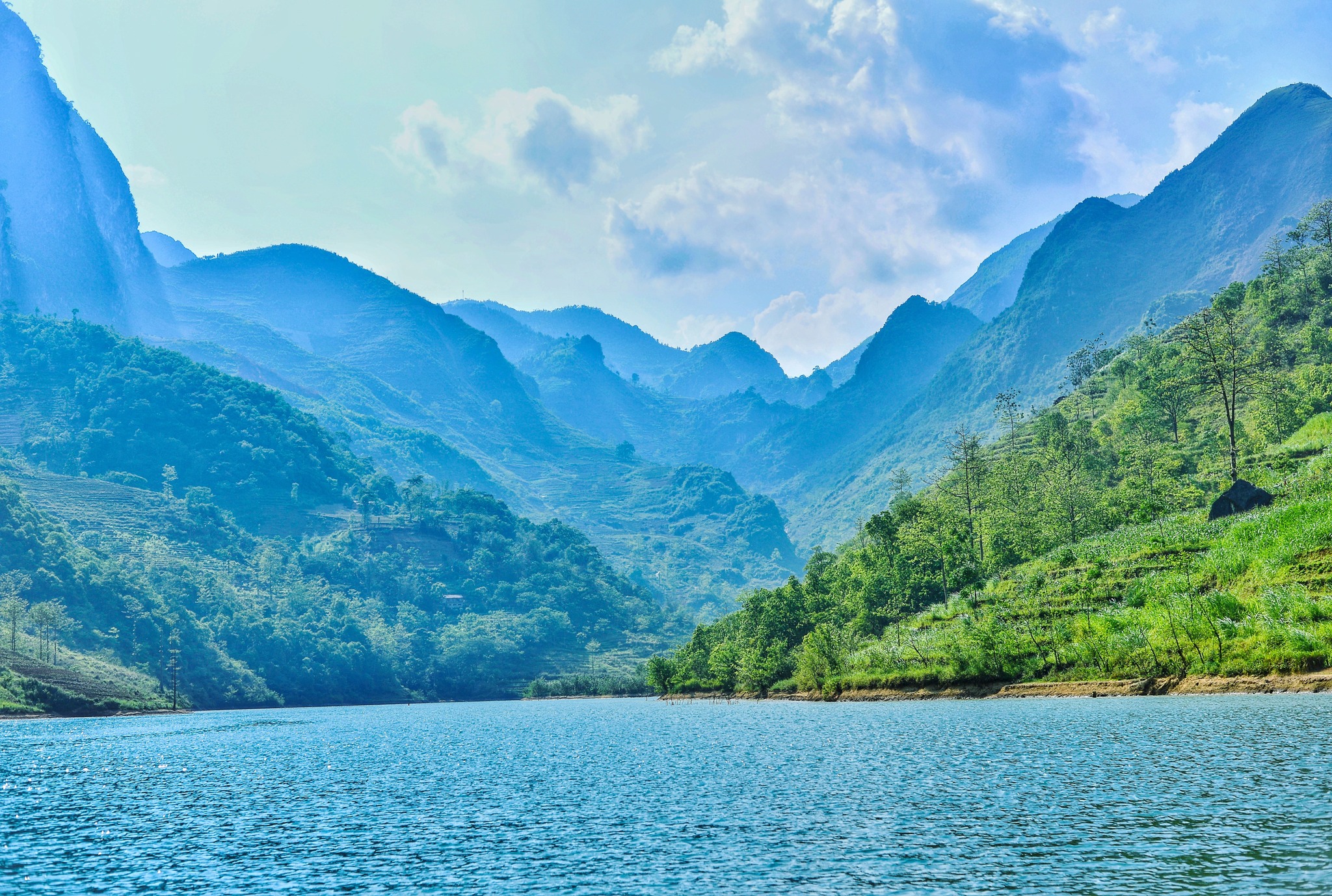 Ngắm dòng sông Nho Quế xanh như ngọc dưới chân đèo Mã Pì Lèng