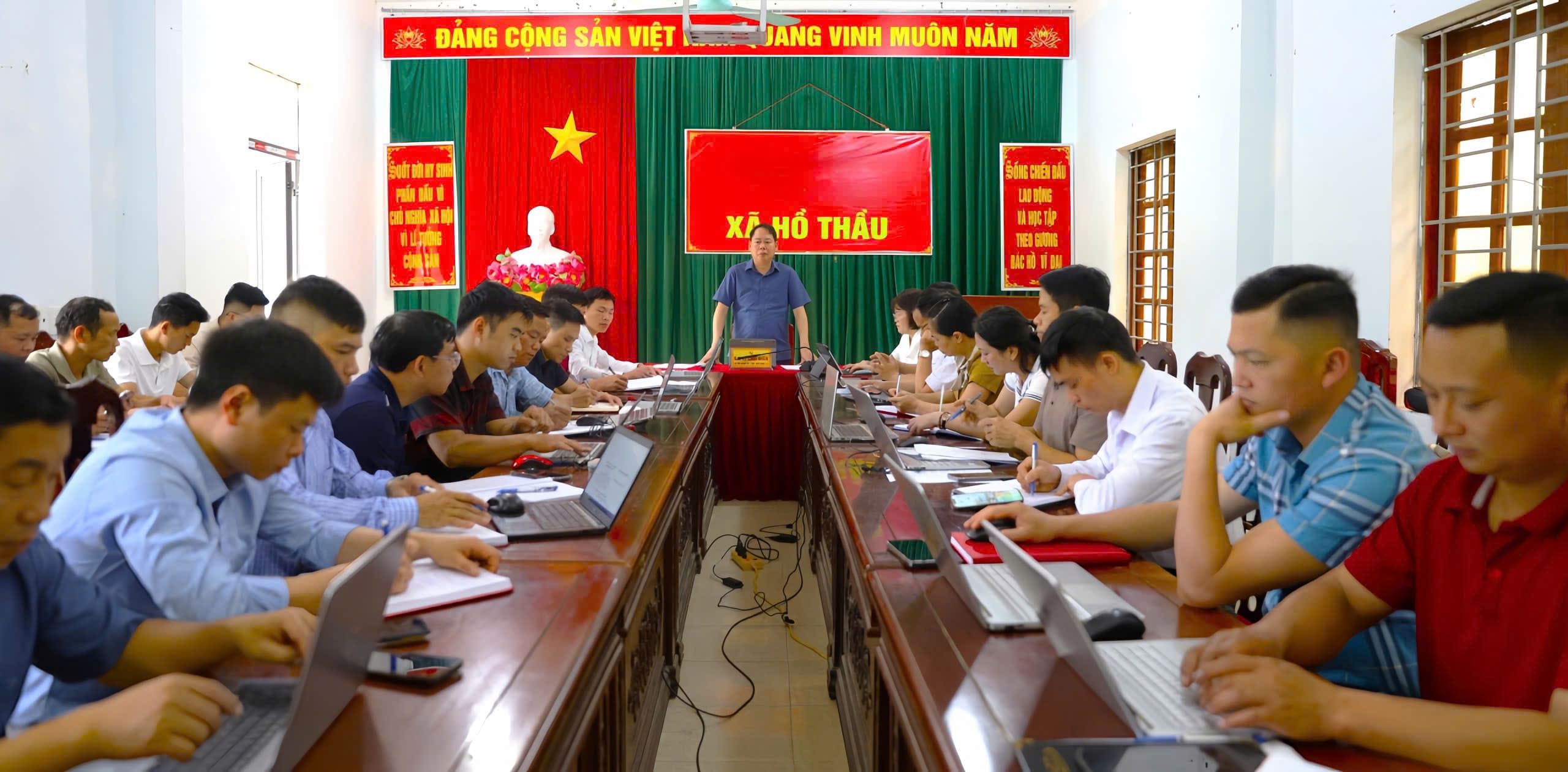 Hồ Thầu: Bí thư Đảng ủy xã làm việc với các cơ quan tham mưu, HĐND và MTTQ