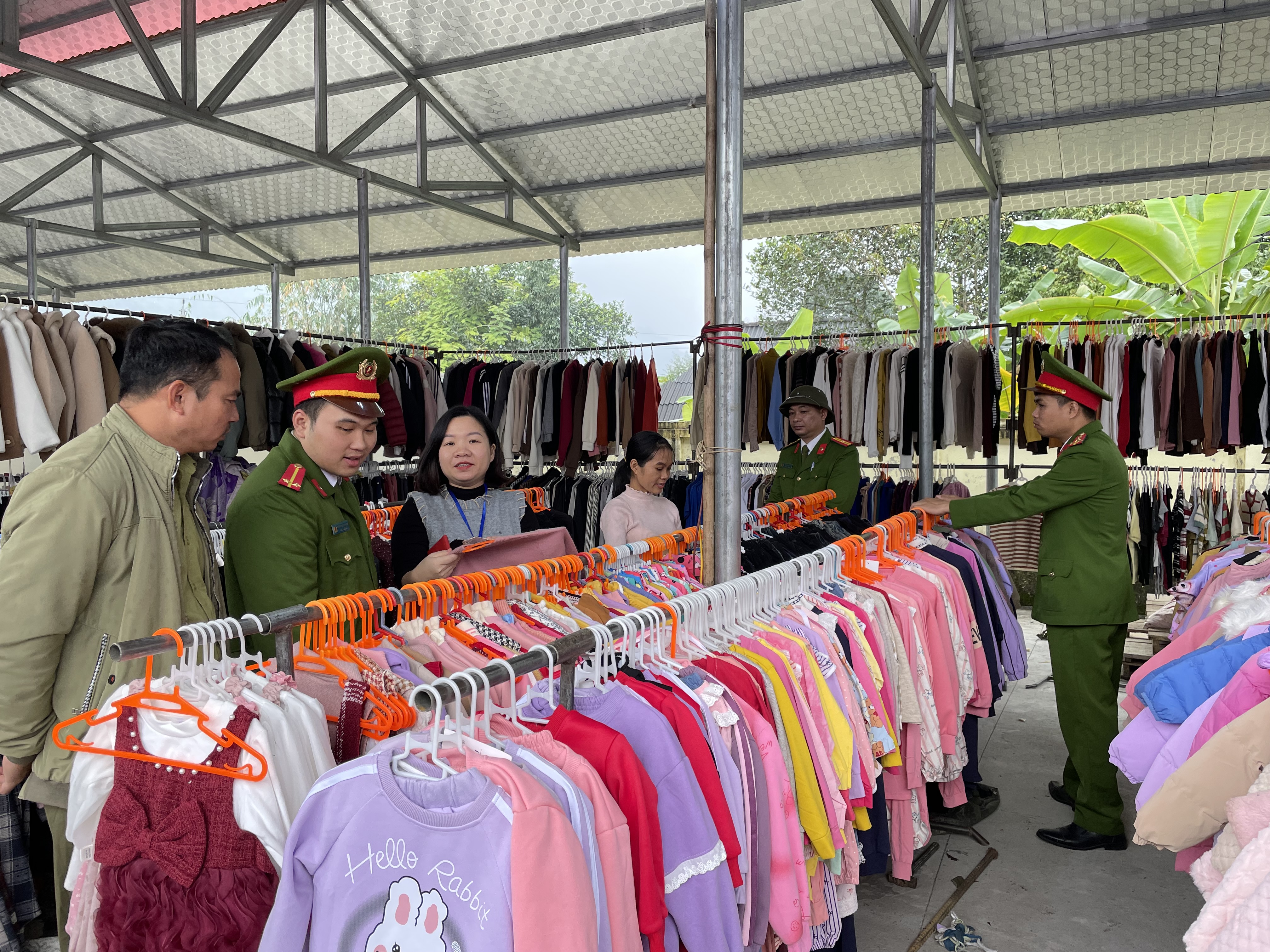 Kiểm tra liên ngành phòng chống buôn lậu, gian lận thương mại và hàng giả tại xã Linh Hồ
