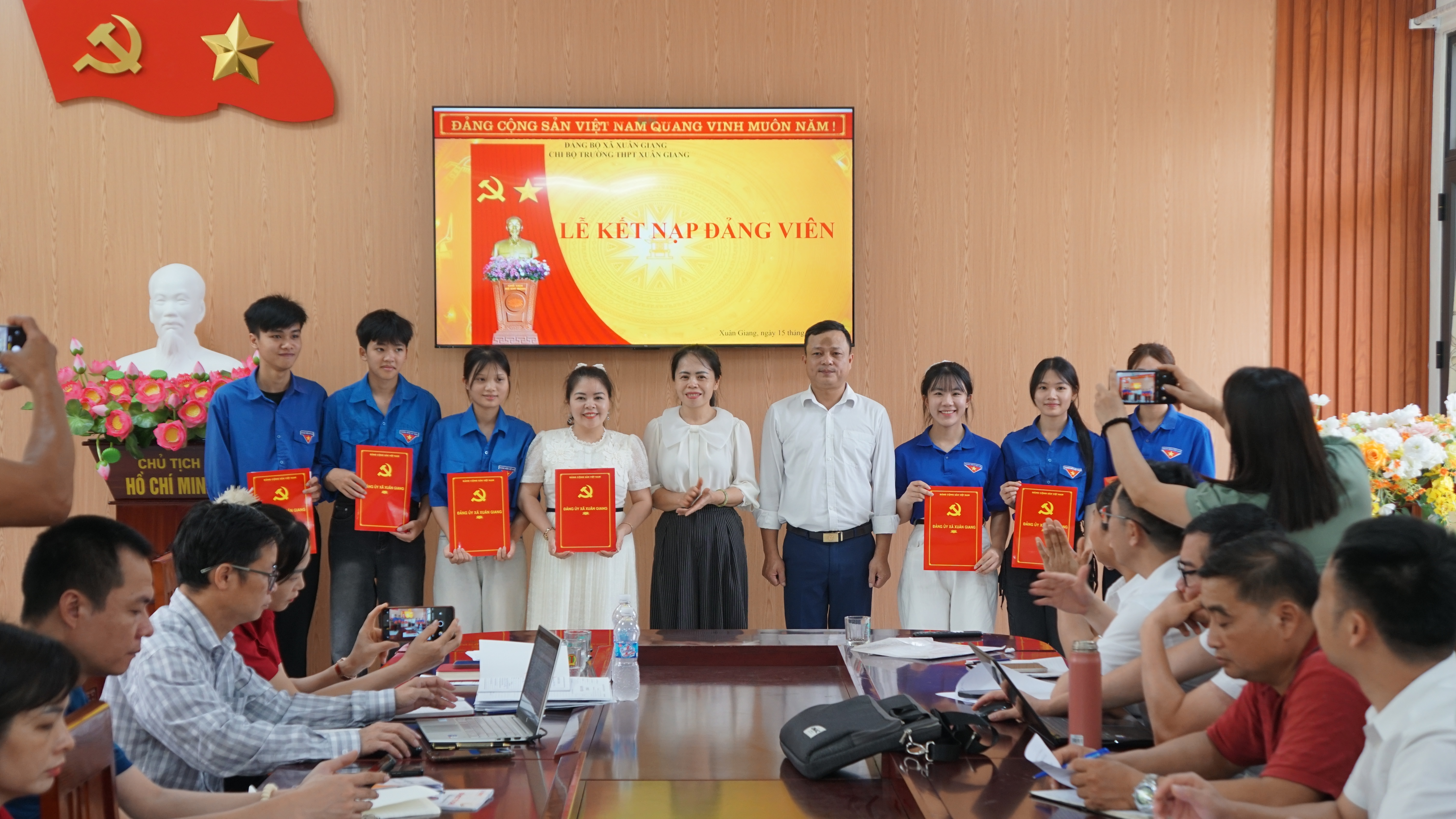 Chi bộ Trường THPT Xuân Giang tổ chức Lễ Kết nạp Đảng viên cho 7 quần chúng ưu tú