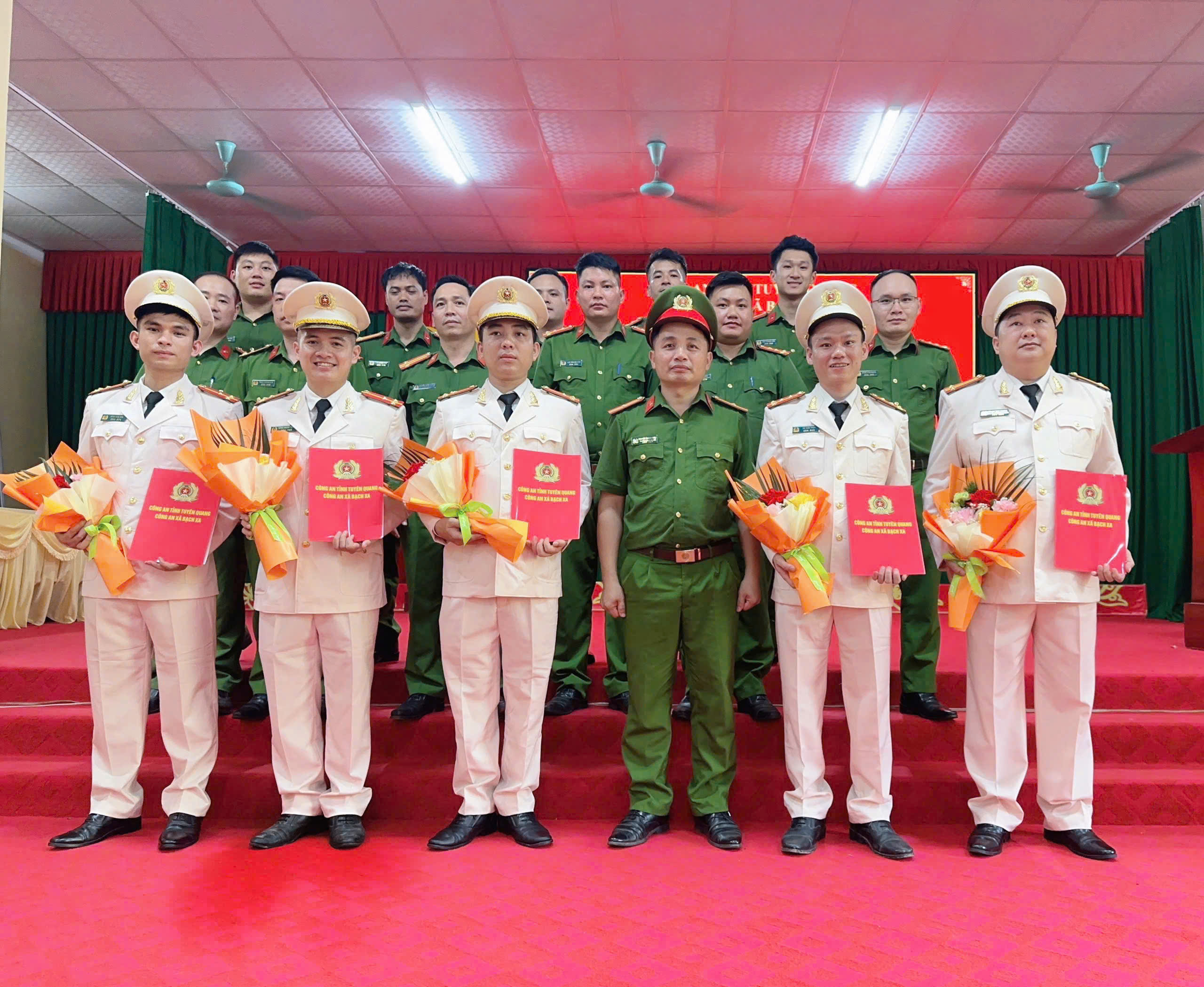 CÔNG AN XÃ BẠCH XA TỔ CHỨC CÔNG BỐ QUYẾT ĐỊNH THĂNG CẤP BẬC HÀM, NÂNG LƯƠNG NĂM 2026 