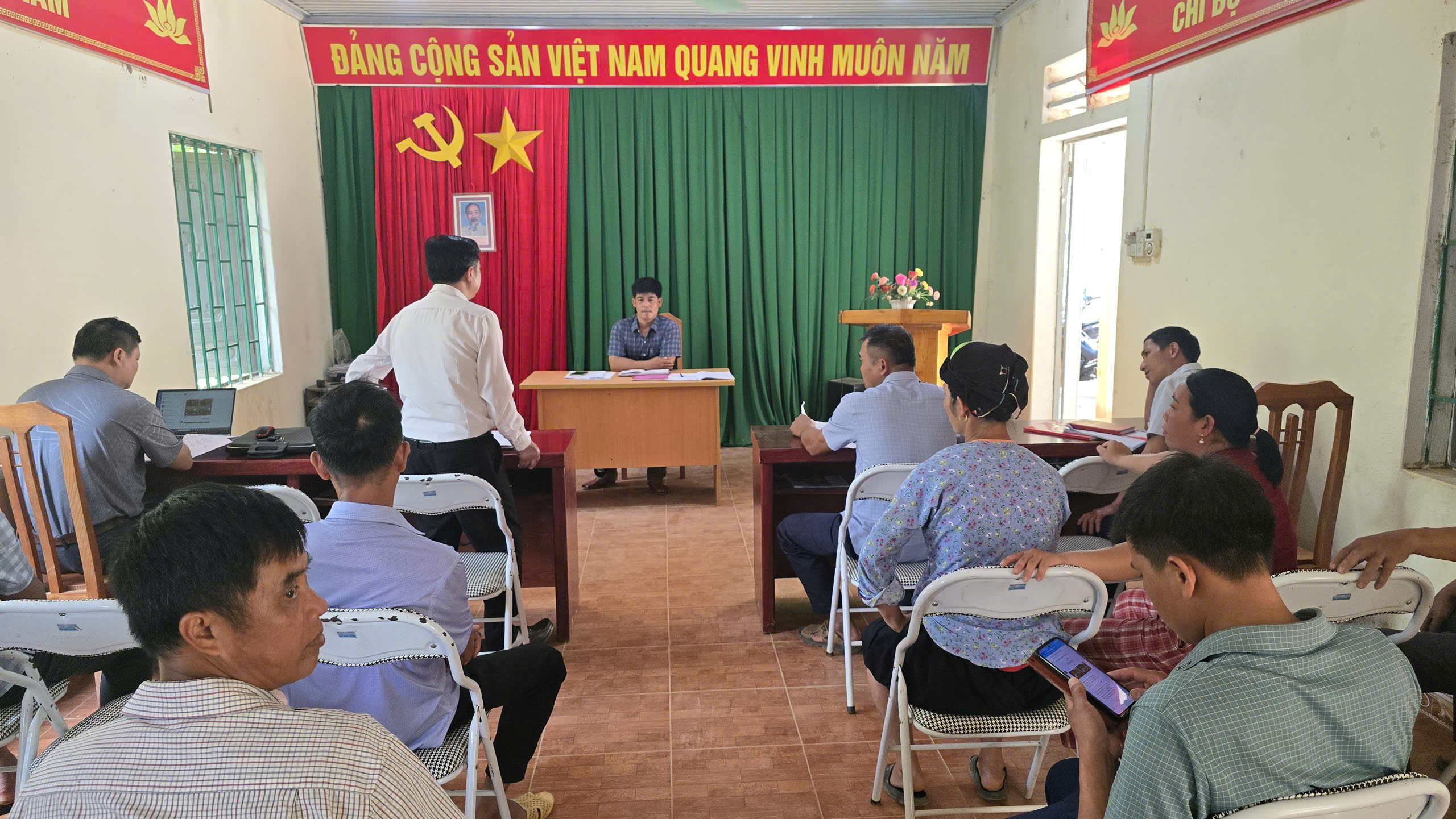Đồng chí Hoàng Lê Duẩn, Ủy viên Ban Thường vụ Đảng ủy, Phó Chủ tịch HĐND xã dự sinh hoạt Chi bộ thôn Bắc Làng