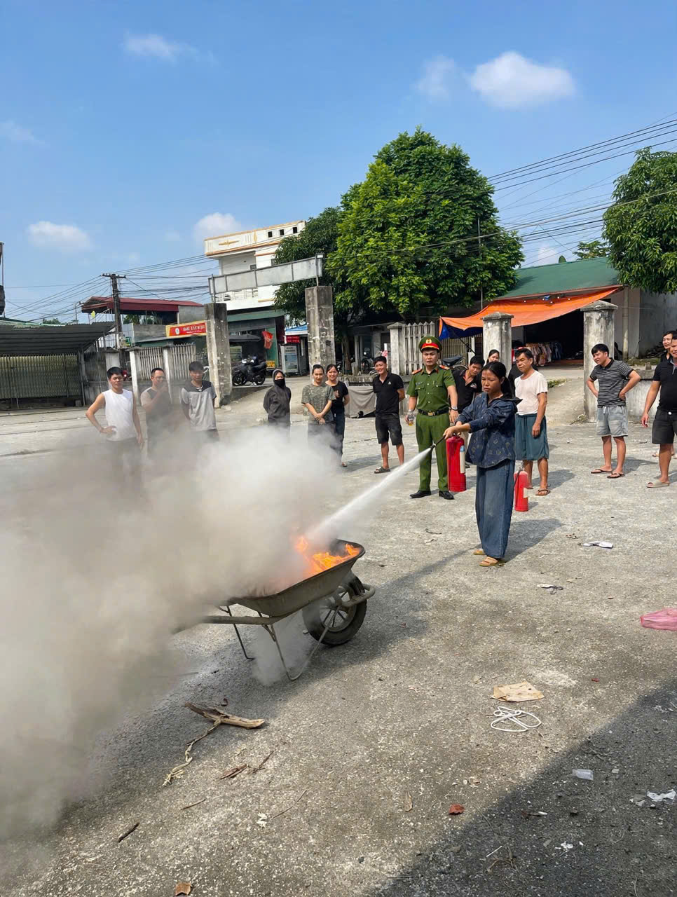 CÔNG AN XÃ TÙNG BÁ - TUYÊN TRUYỀN, TẬP HUẤN KỸ NĂNG PCCC VÀ CNCH CHO NHÂN DÂN
