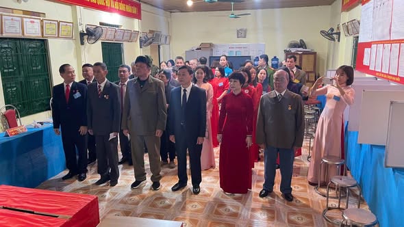 Đồng chí Phan Danh Hiển, Phó Bí thư Thường trực đảng ủy phường dự khai mạc bầu cử tại khu vực bỏ phiếu số 11