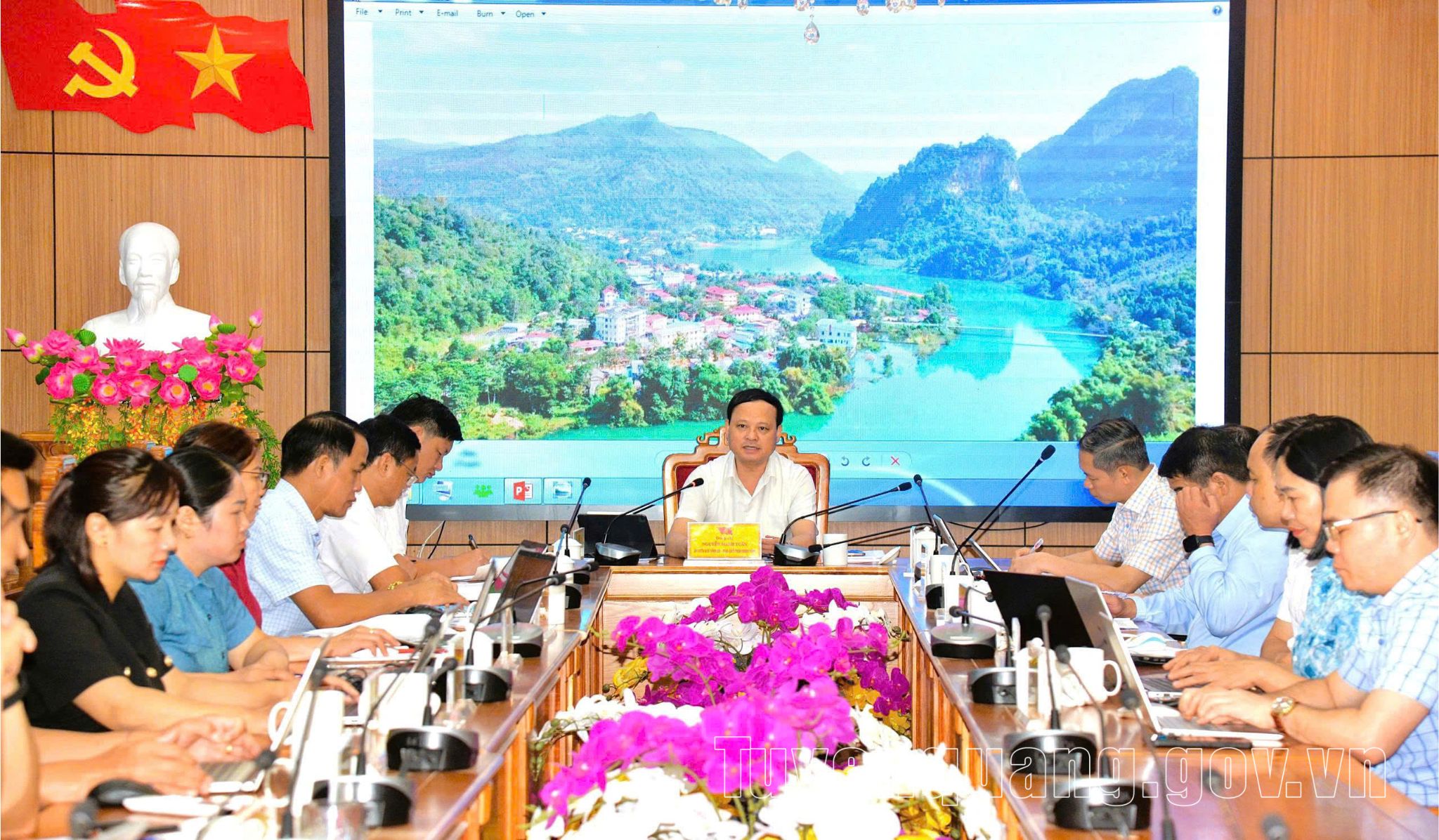 Phó Chủ tịch Thường trực UBND tỉnh Nguyễn Mạnh Tuấn duyệt văn kiện Đại hội Đảng bộ xã Minh Ngọc và xã Giáp Trung