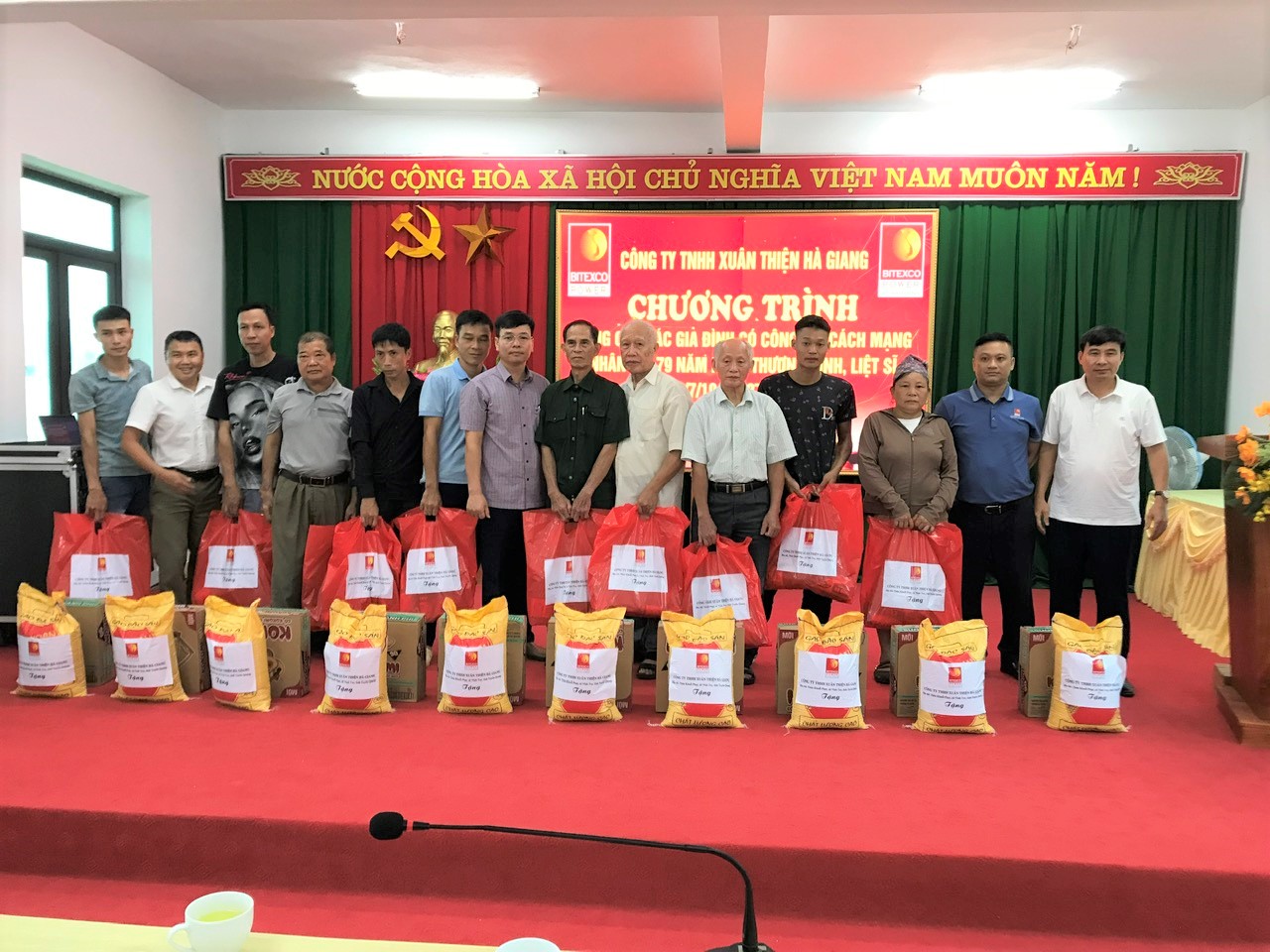 UBND XÃ BẰNG HÀNH PHỐI HỢP VỚI CÔNG TY TNHH XUÂN THIỆN TỔ CHỨC TẶNG QUÀ NGƯỜI CÓ CÔNG VỚI CÁCH MẠNG NHÂN KỶ NIỆM 79 NĂM NGÀY THƯƠNG BINH - LIỆT SĨ