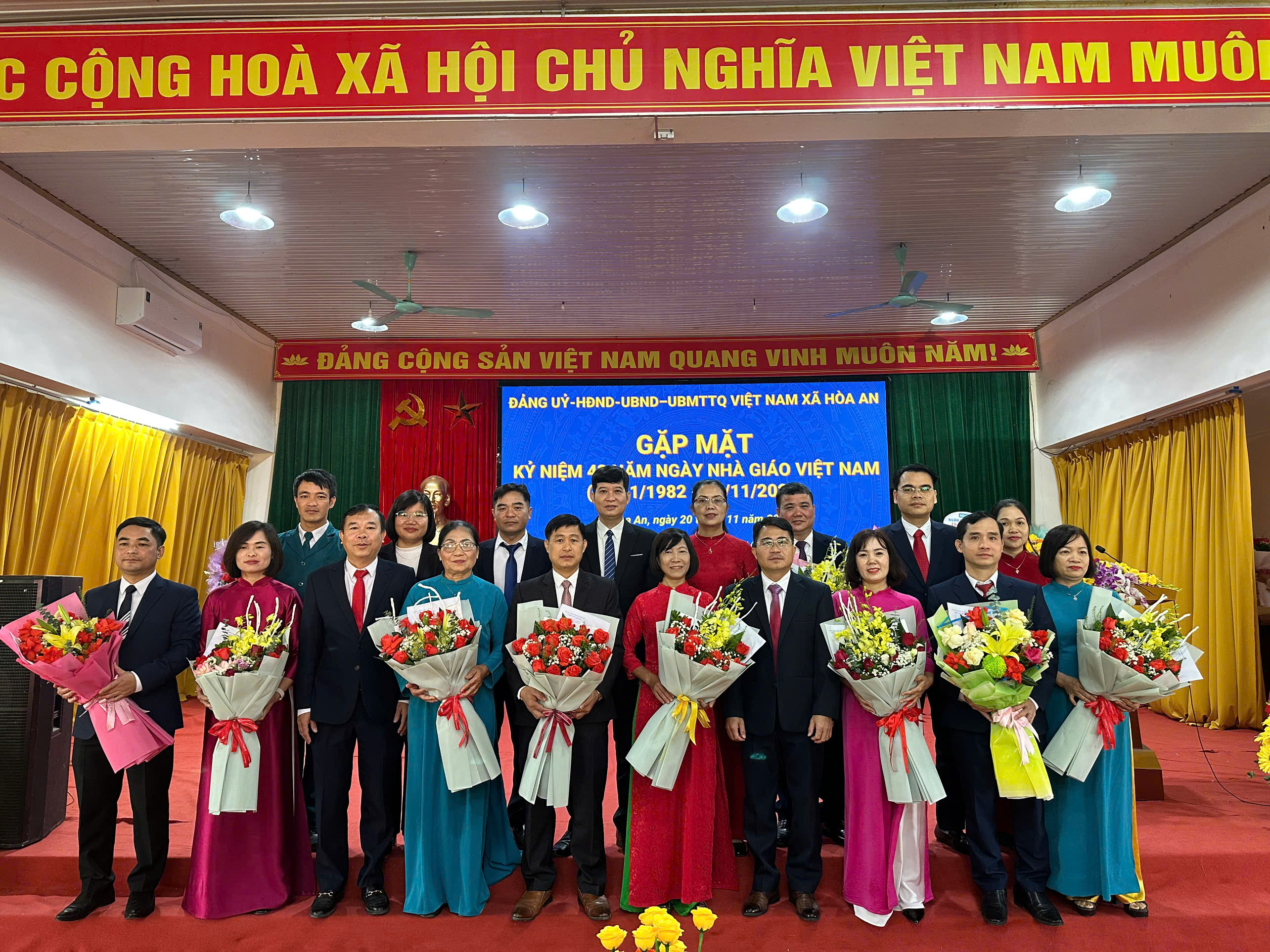 XÃ HÒA AN TỔ CHỨC GẶP MẶT KỶ NIỆM 43 NĂM NGÀY NHÀ GIÁO VIỆT NAM (20/11/1982 -20/11/2025)
