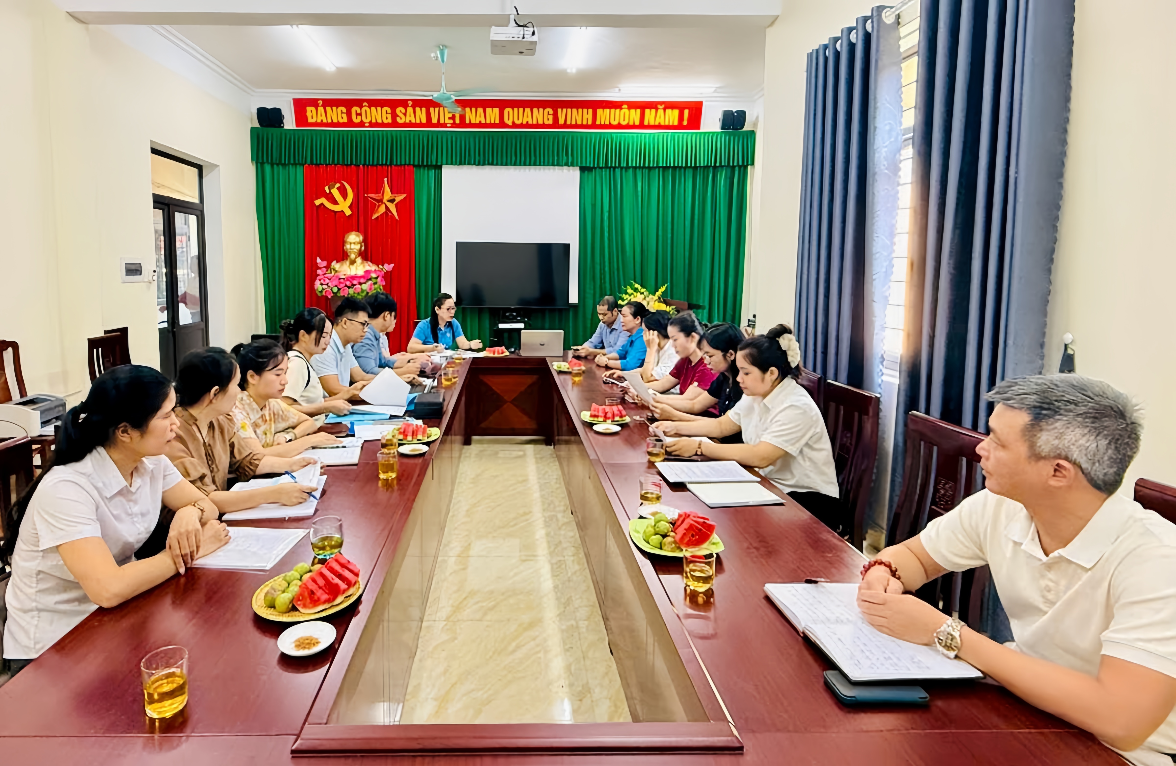 Liên đoàn Lao động tỉnh làm việc, đối chiếu tình hình thu, nộp kinh phí công đoàn tại phường Bình Thuận