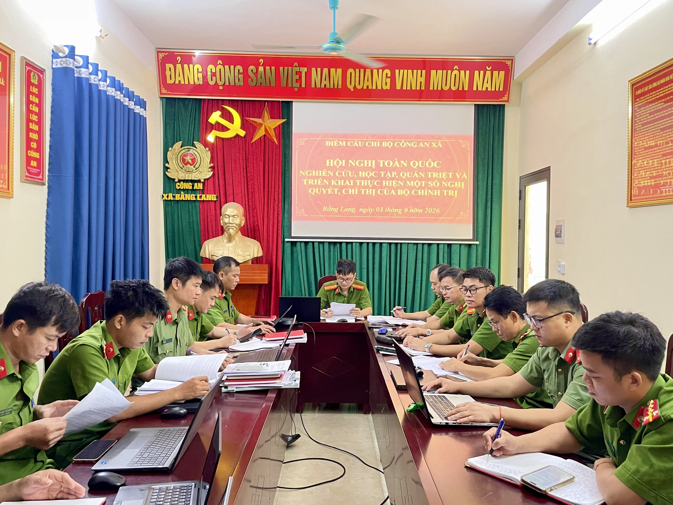 CÔNG AN XÃ BẰNG LANG HỌC TẬP, QUÁN TRI ỆT CÁC NGHỊ QUYẾT, CHỈ THỊ CỦA BỘ CHÍNH TRỊ
