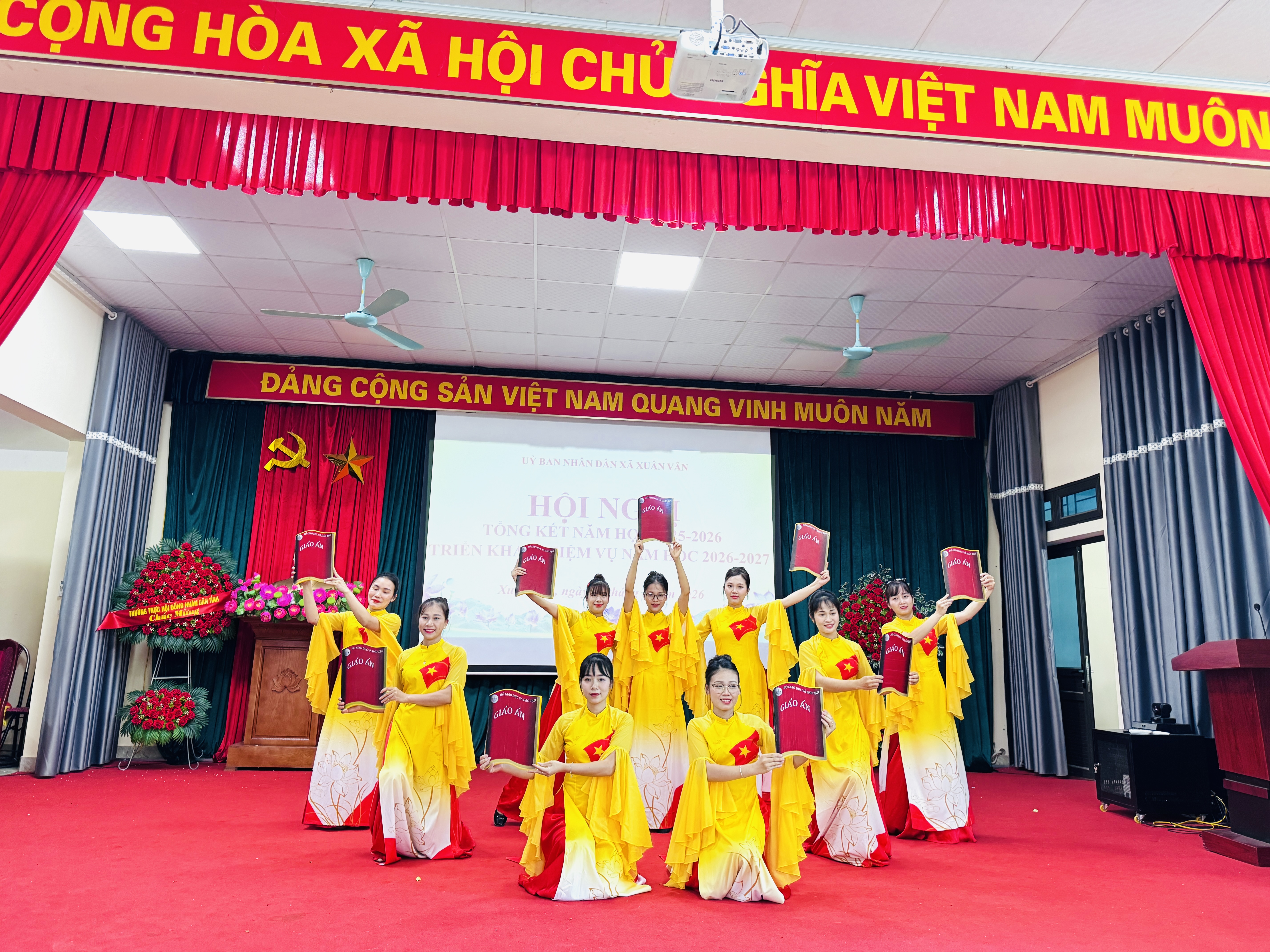 XUÂN VÂN TỔ CHỨC HỘI NGHỊ TỔNG KẾT NĂM HỌC 2025-2026, TRIỂN KHAI NHIỆM VỤ NĂM HỌC 2026-2027