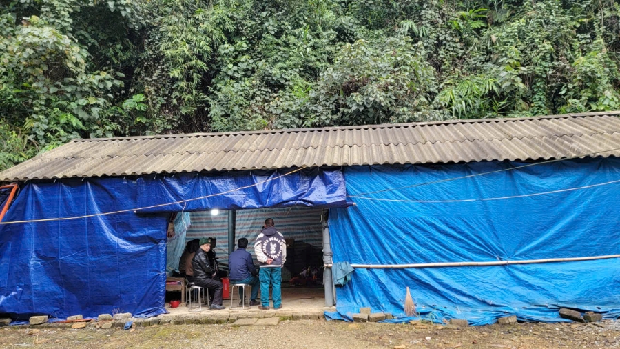 thăm tặng quà nhà tạm 1.jpg