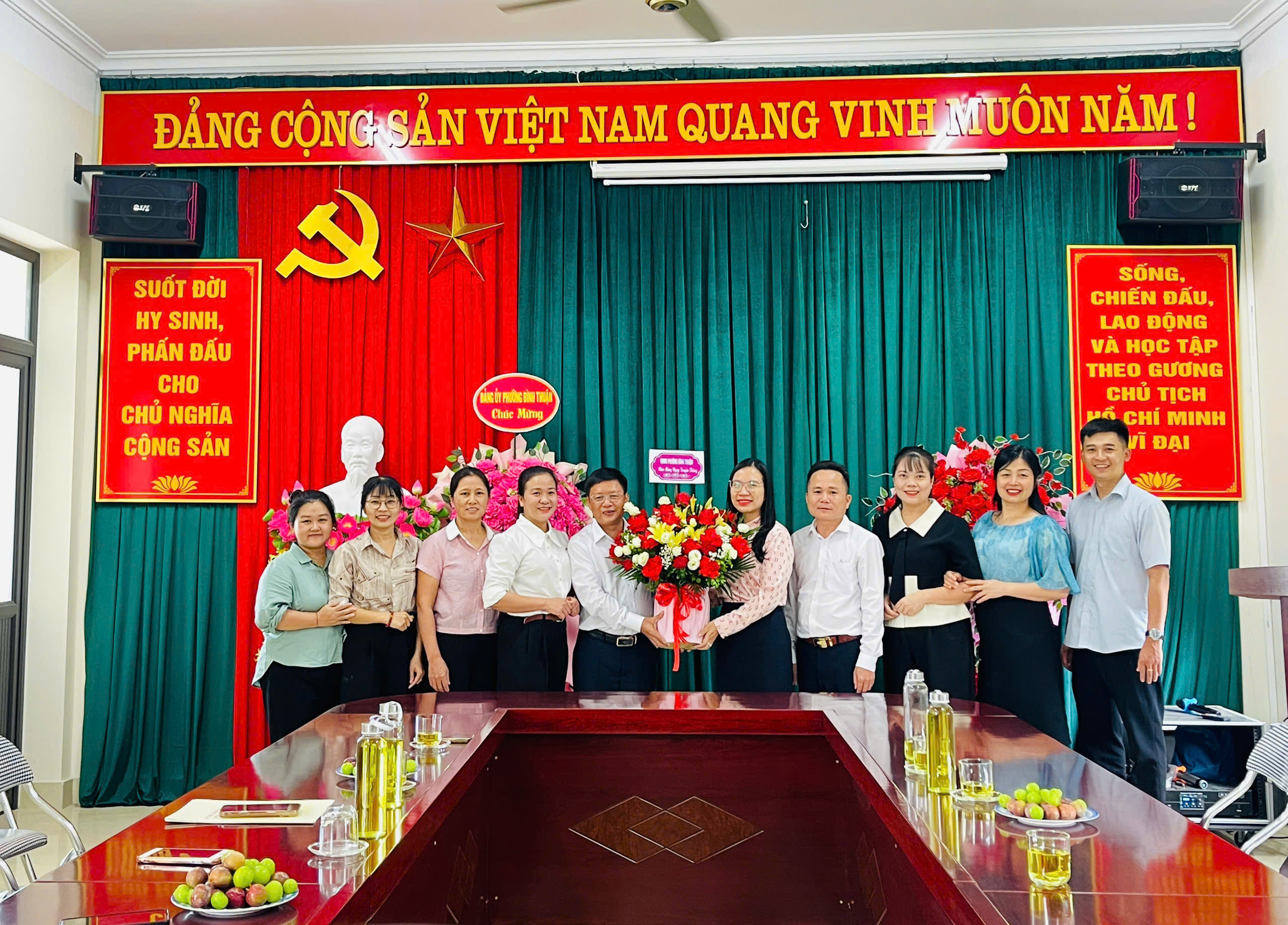 Lãnh đạo Đảng uỷ - HĐND - UBND phường Bình Thuận chúc mừng kỷ niệm 80 năm ngày truyền thống ngành văn hoá, văn phòng 