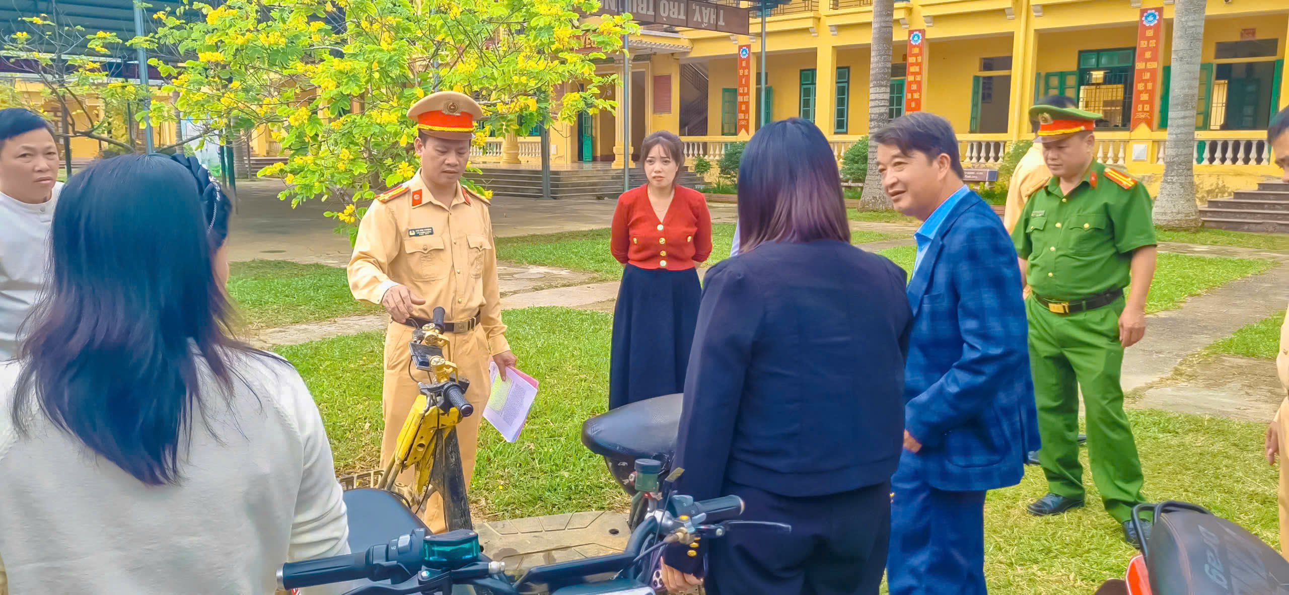 TỔ CHỨC TRIỂN KHAI CHUYÊN ĐỀ TUYÊN TRUYỀN, KIỂM TRA CÔNG TÁC BẢO ĐẢM TRẬT TỰ, AN TOÀN GIAO THÔNG TẠI ĐƠN VỊ TRƯỜNG HỌC