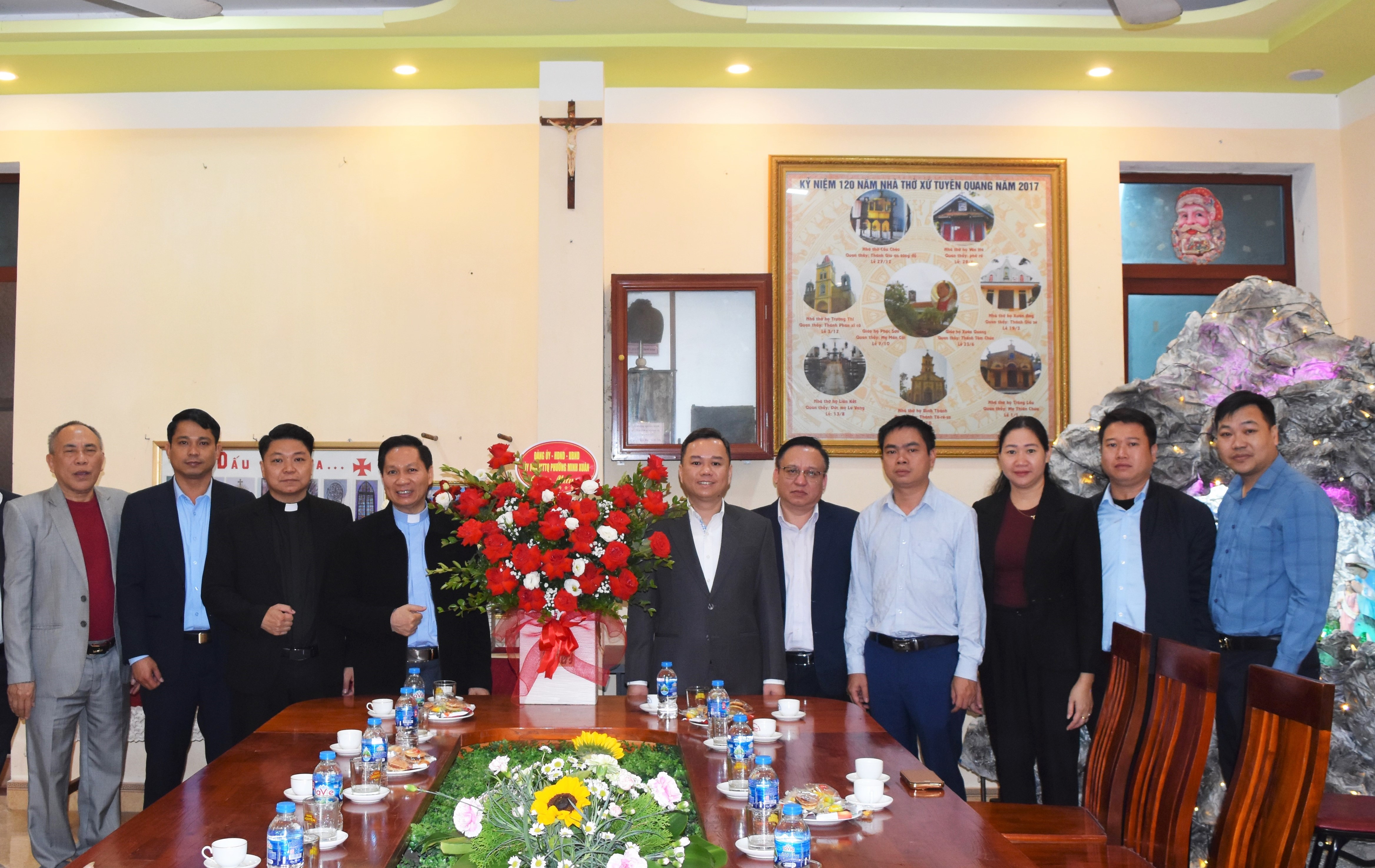 Phường Minh Xuân tổ chức thăm, chúc mừng Giáo xứ Tuyên Quang và ban hành Giáo họ Giáo Phúc Xuân nhân dịp Giáng sinh 2025