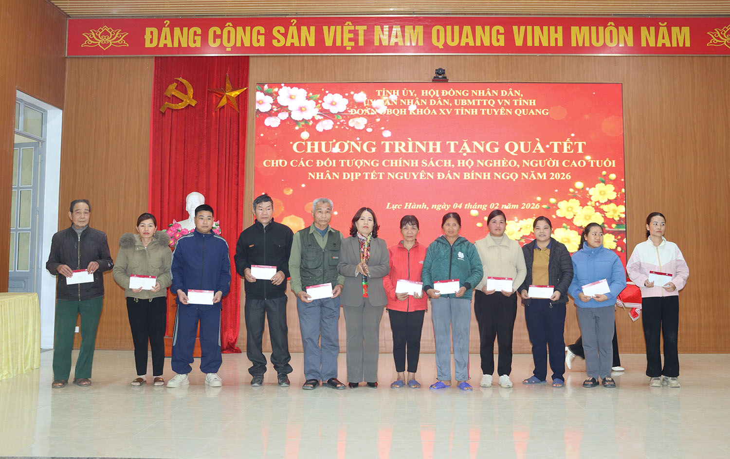 Đoàn Đại biểu Quốc hội tỉnh tặng quà người nghèo, đối tượng chính sách nhân dịp Xuân Bính Ngọ 2026 tại xã Lực Hành