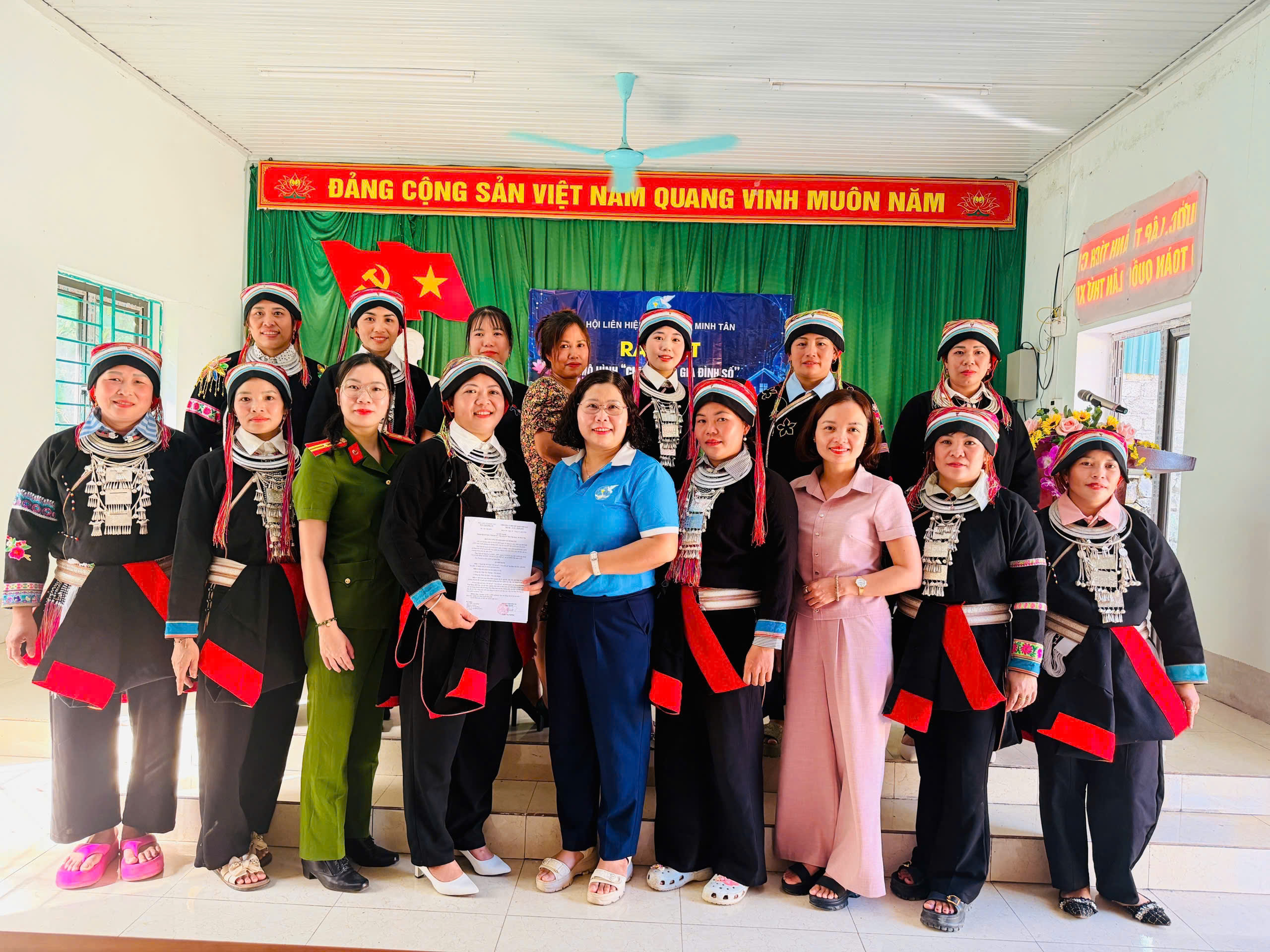CÔNG AN XÃ MINH TÂN ĐỒNG HÀNH XÂY DỰNG “CHI HỘI SỐ, GIA ĐÌNH SỐ” TẠI CÁC THÔN TÂN SƠN VÀ BẮC XUM